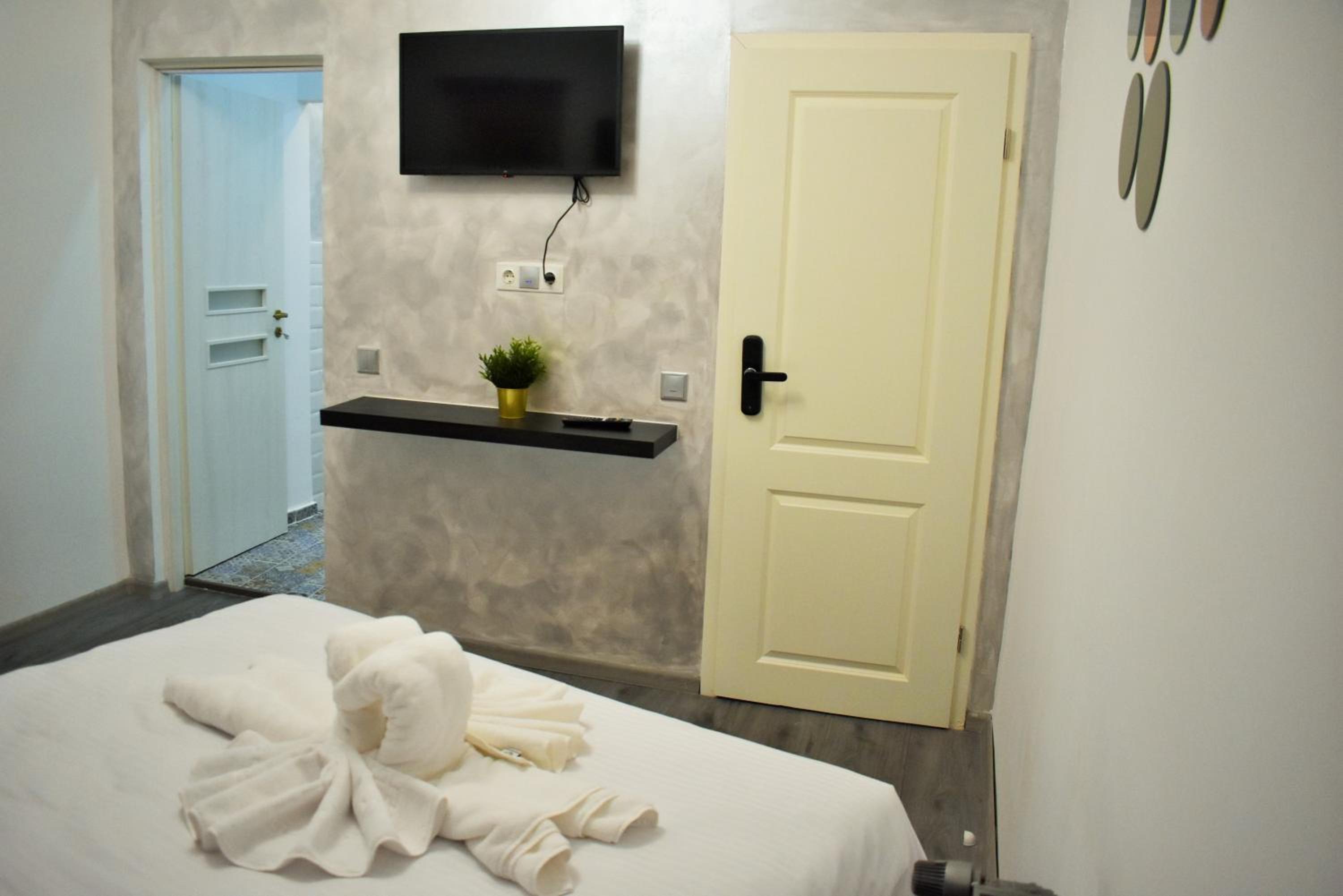 Deluxe Double Room with Shower - Photo 11