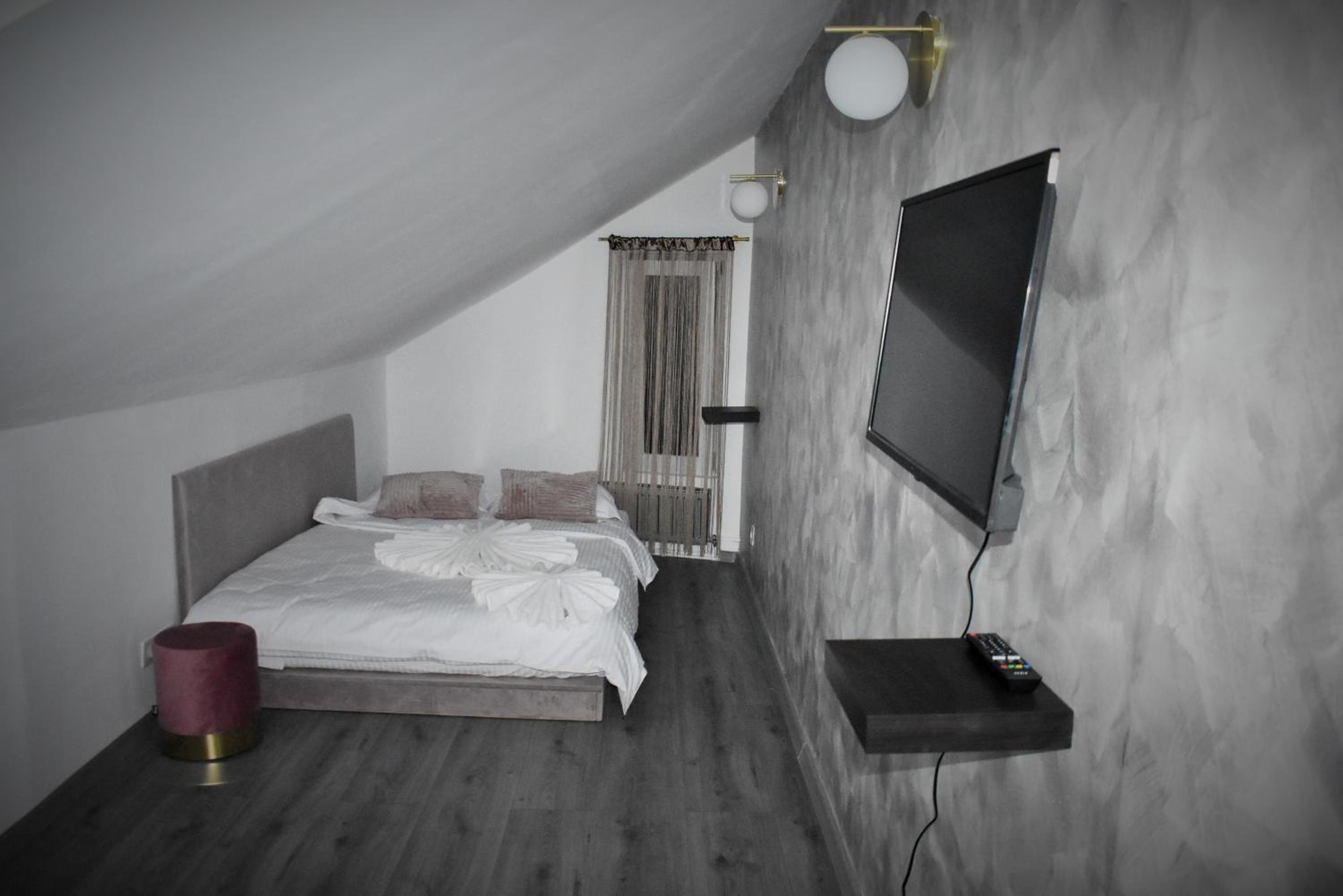 Double Room - Photo 9