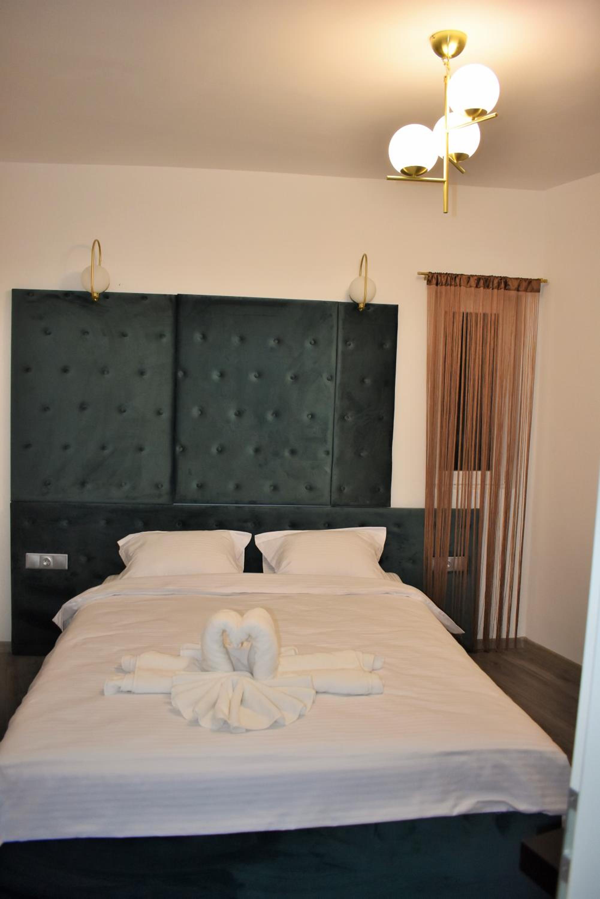 Deluxe Double Room with Shower - Photo 13