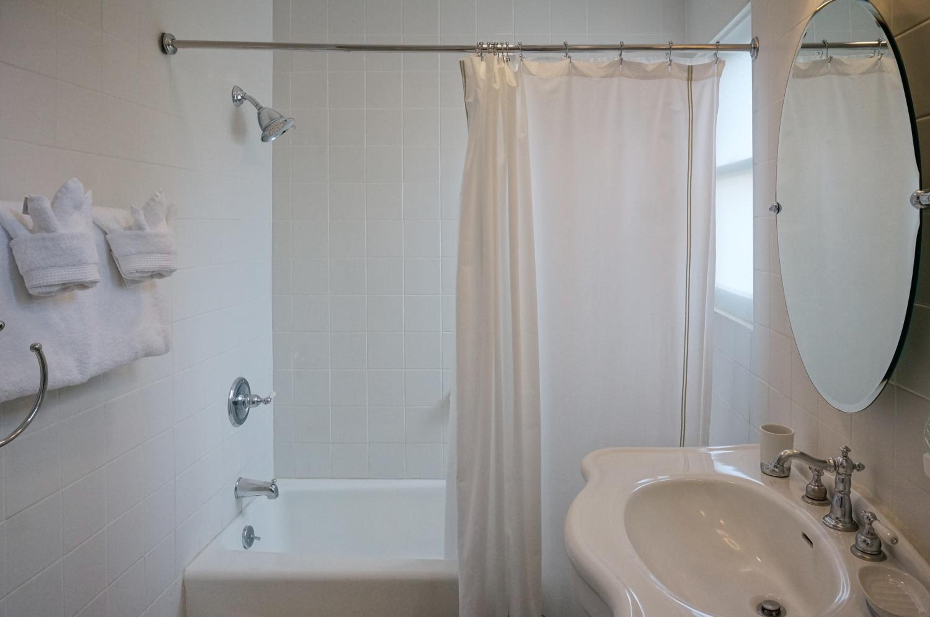 Deluxe King Studio with Kitchen - 116A - Photo 2