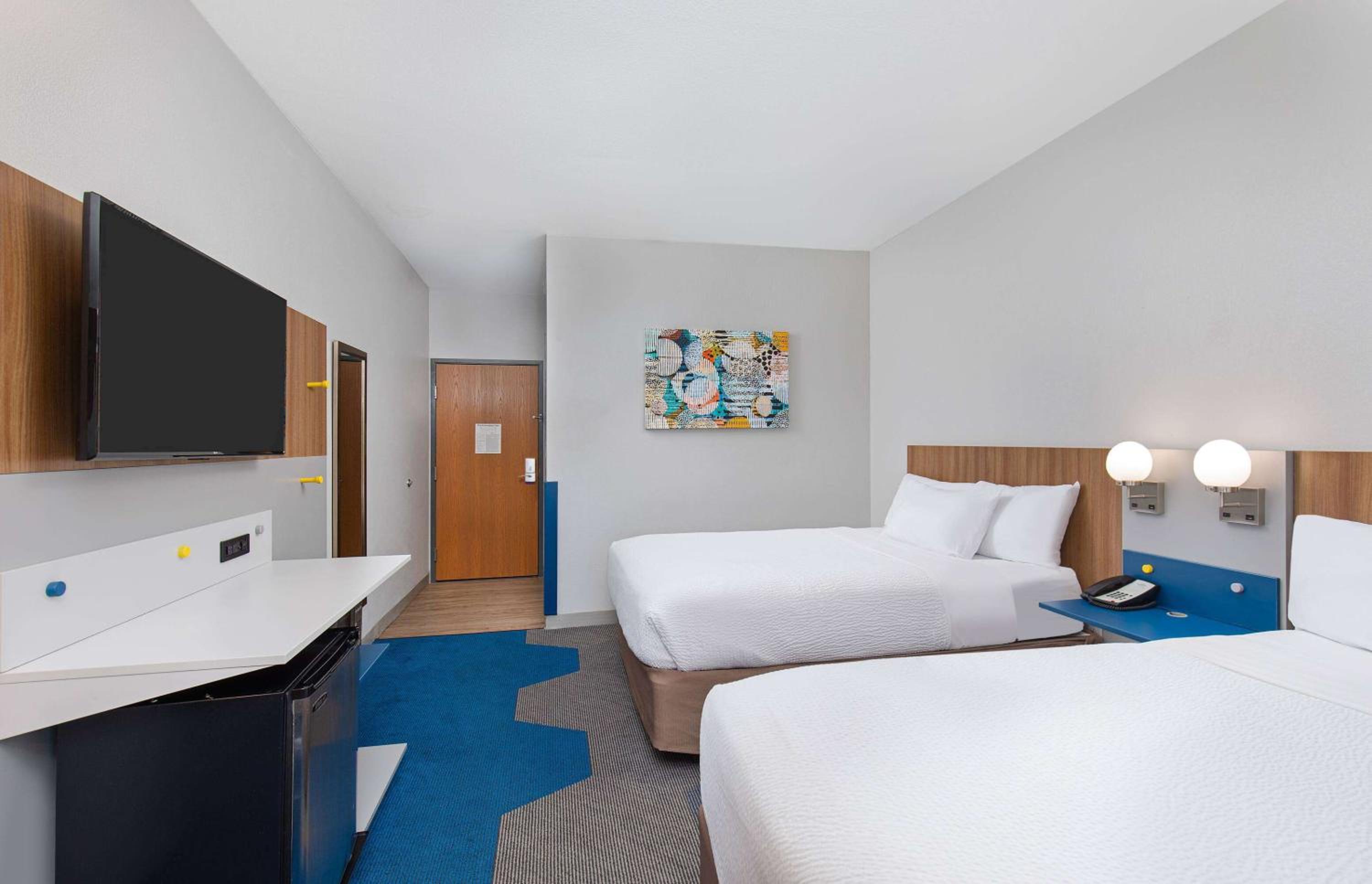 Queen Room with Two Queen Beds - Non-Smoking - Photo 3