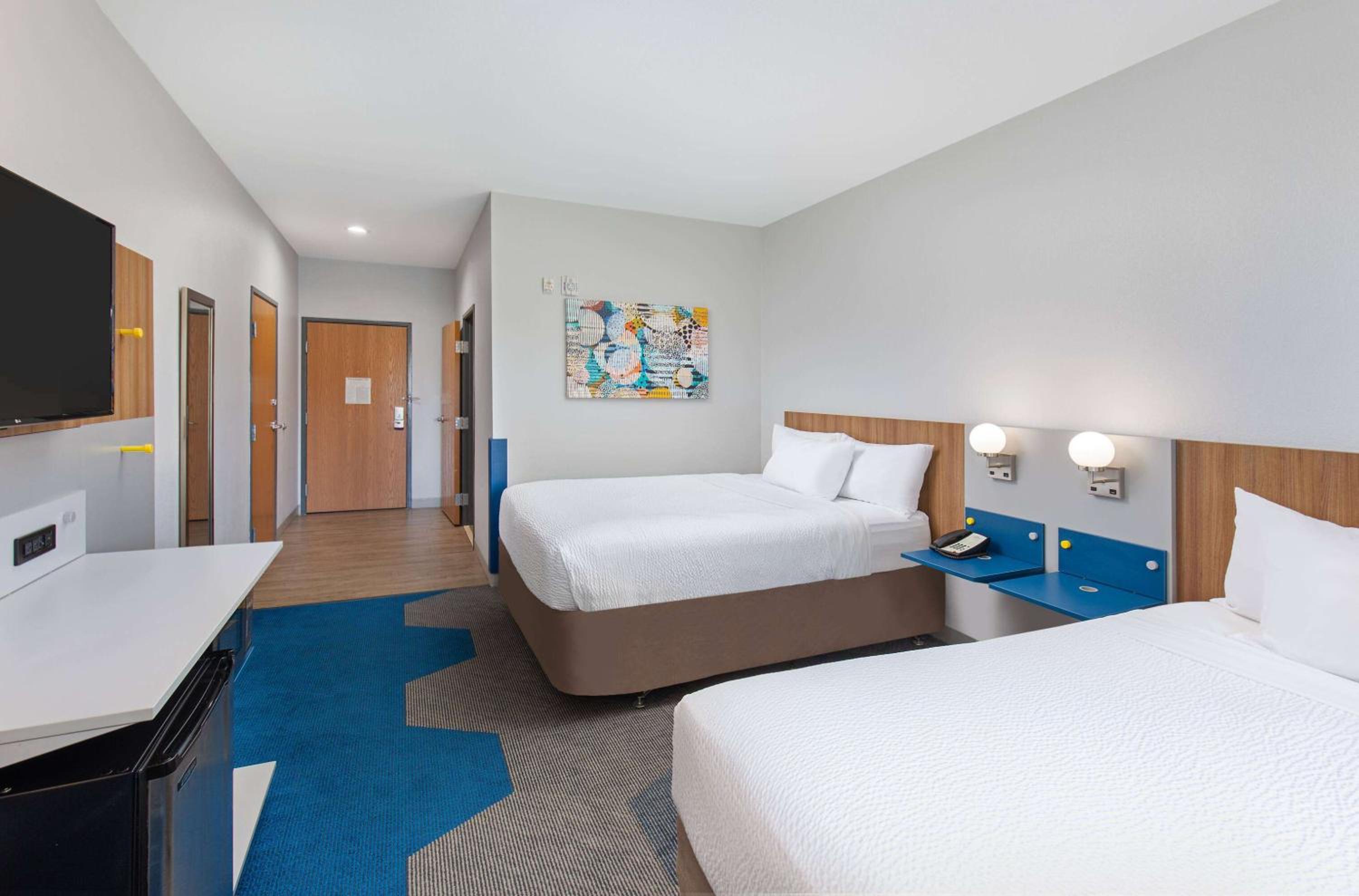 Queen Room with Two Queen Beds - Non-Smoking - Photo 2