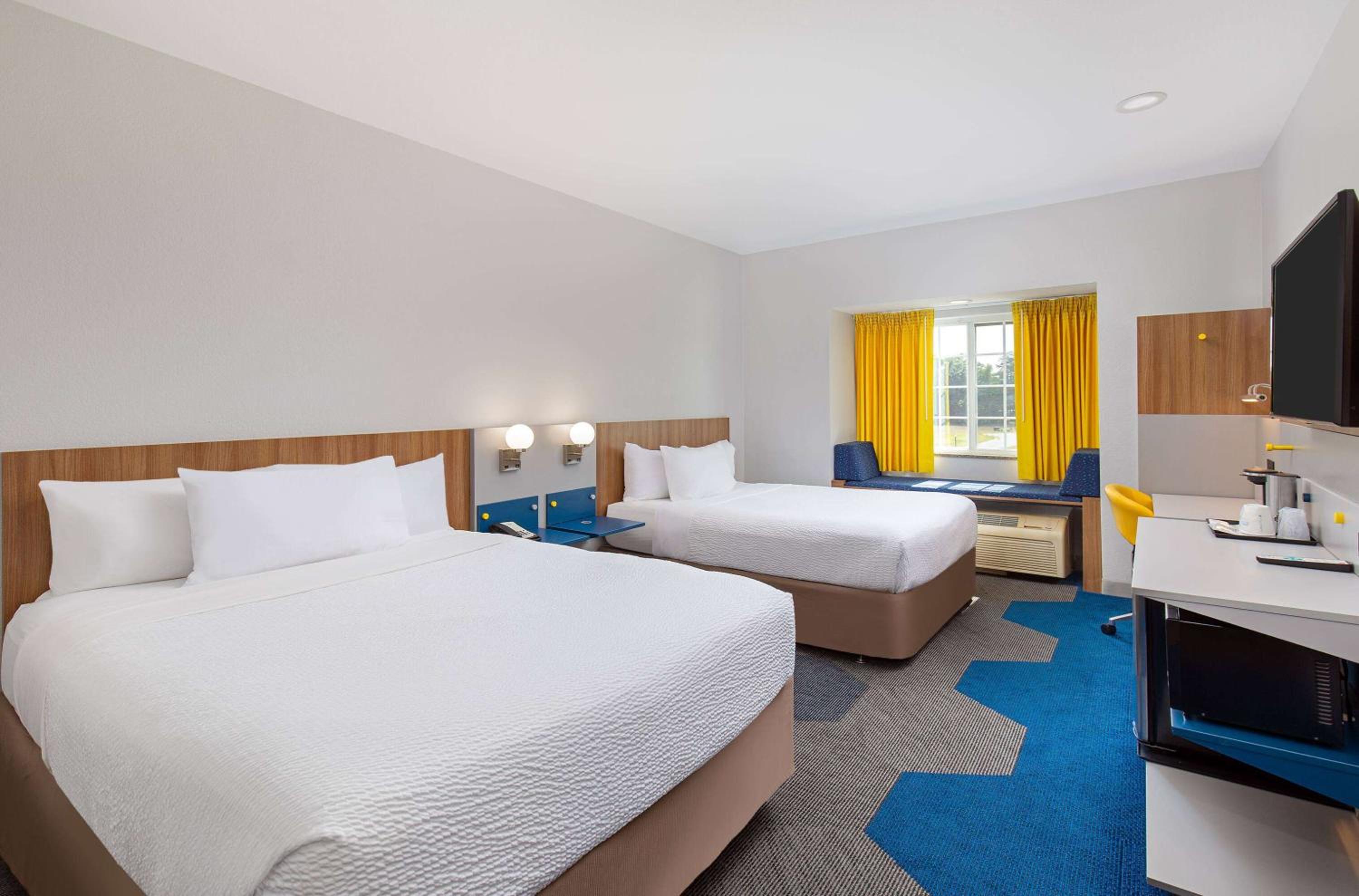 Queen Room with Two Queen Beds - Non-Smoking - Photo 6