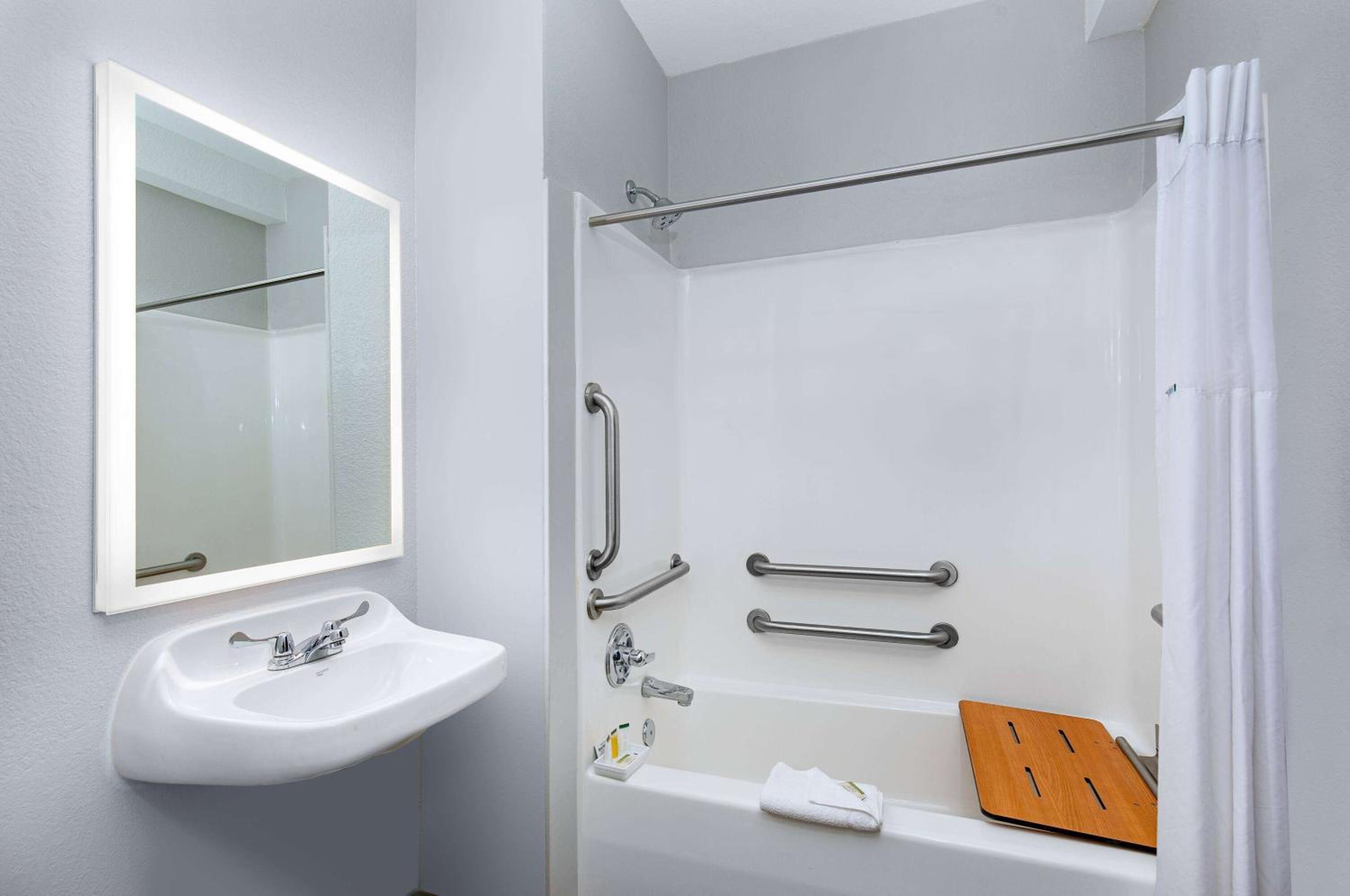 Queen Room with Mobility/Hearing Access - Non-Smoking - Photo 4