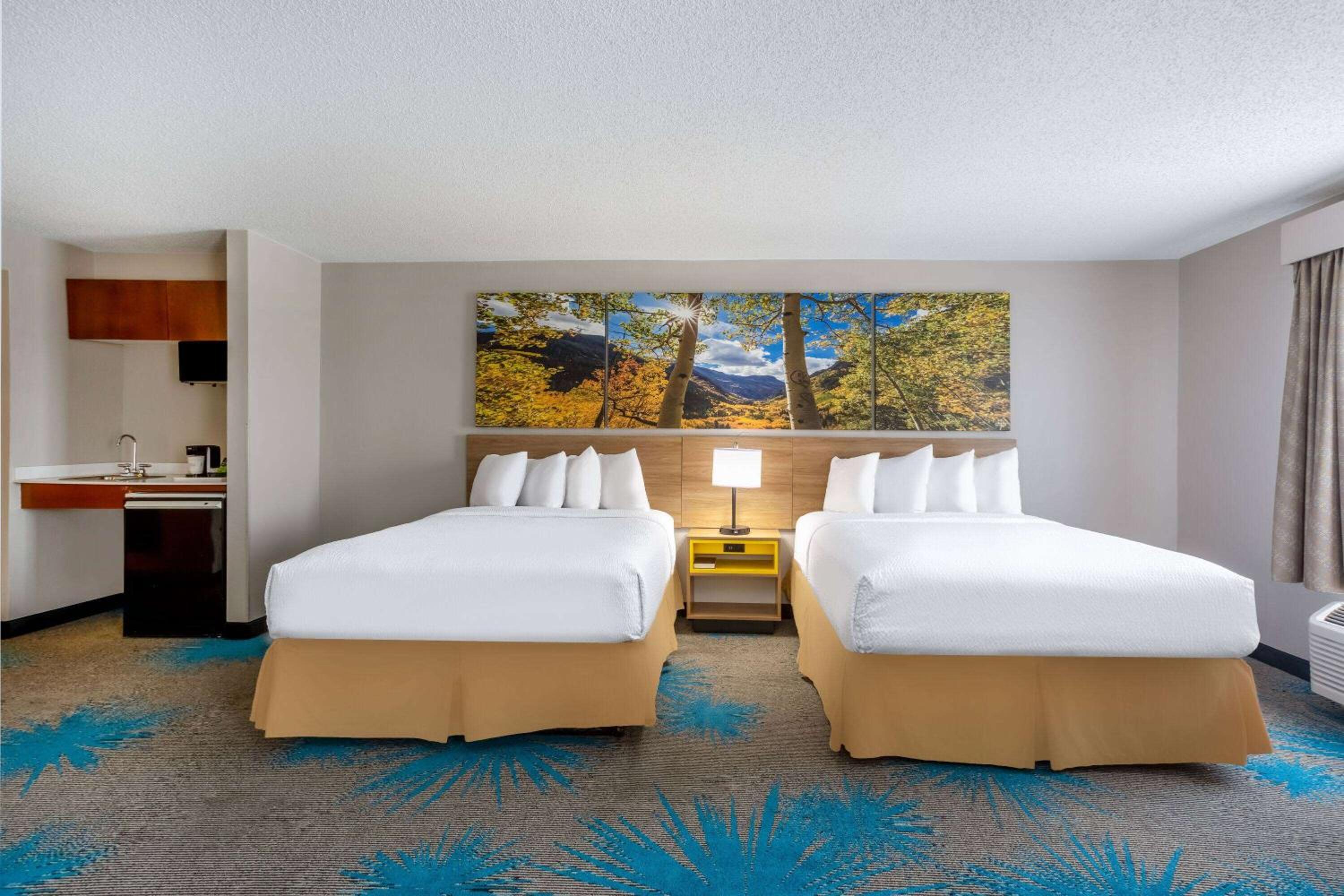 Queen Room with Two Queen Beds - Non-Smoking - Photo 2