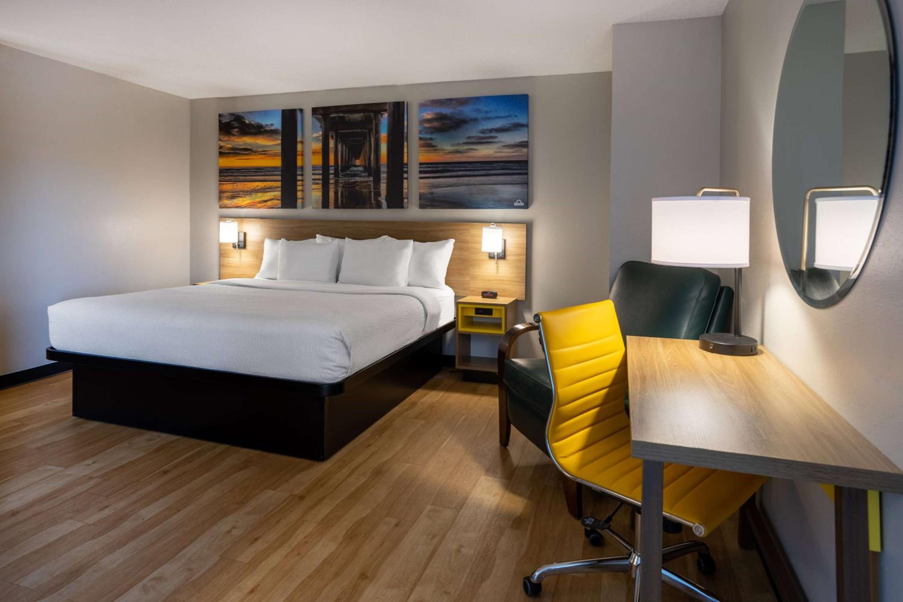 Deluxe King Room - Non-Smoking - Photo 1
