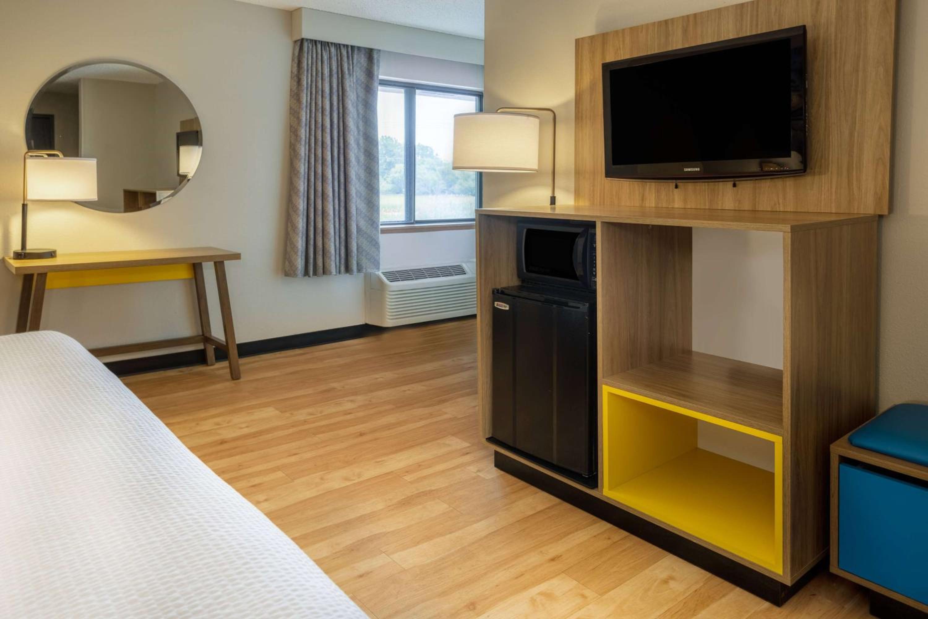 Deluxe King Room - Non-Smoking - Photo 5