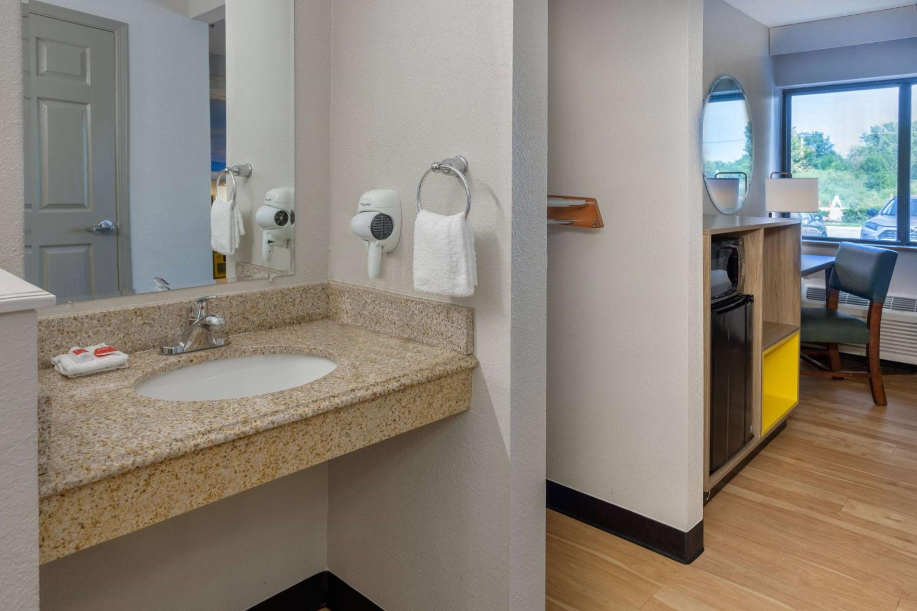Double Room with Mobility Access and Roll-In Shower, Non-Smoking - Photo 6