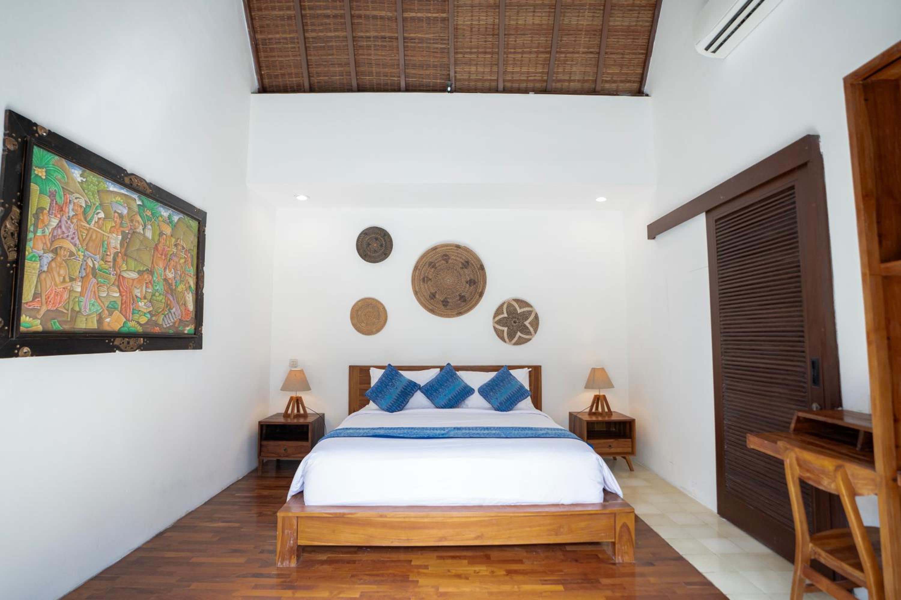 Three-Bedroom Villa with Private Pool - Photo 2