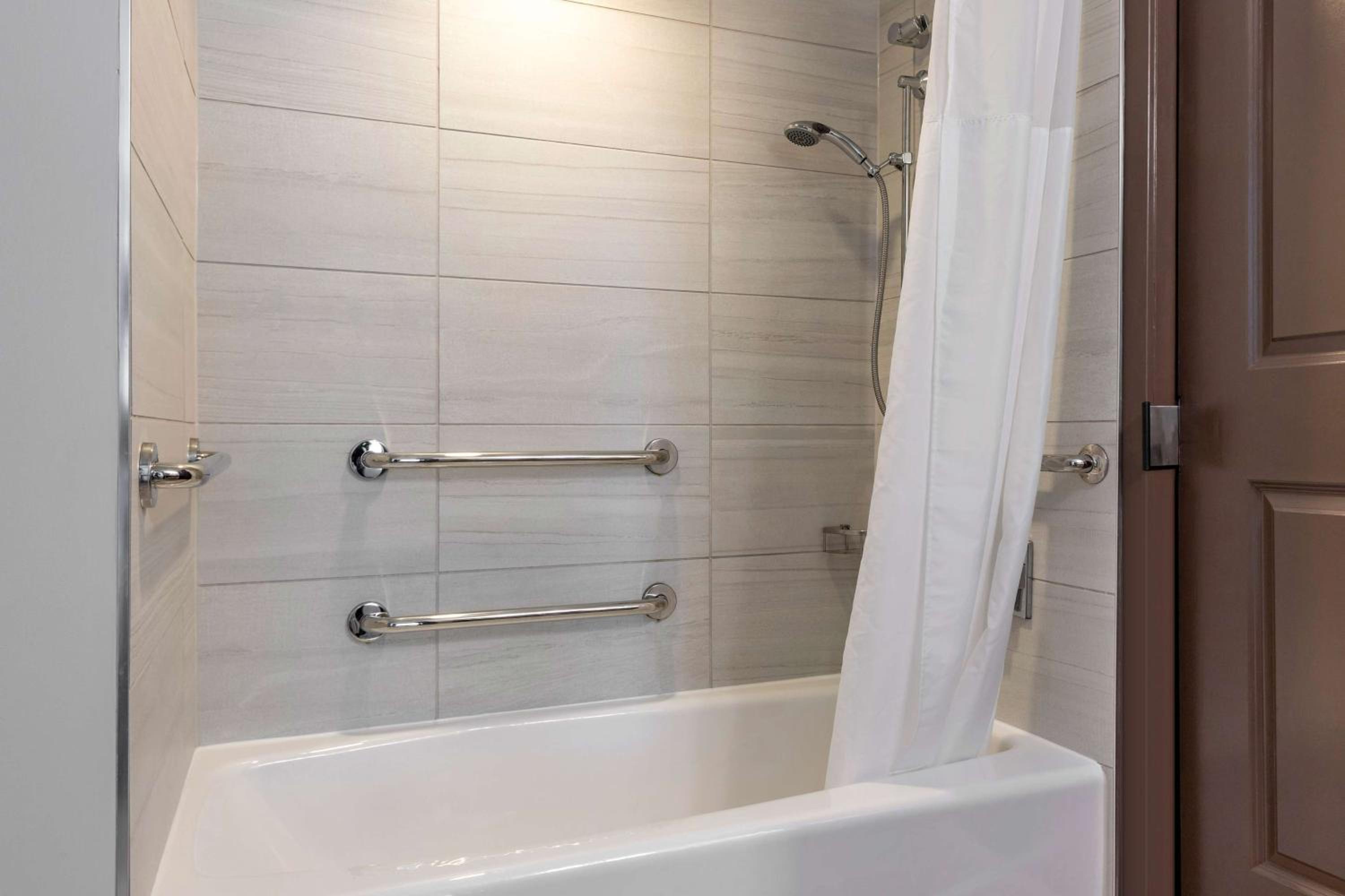 One-Bedroom King Suite with Ocean View - Hearing Accessible photo 2