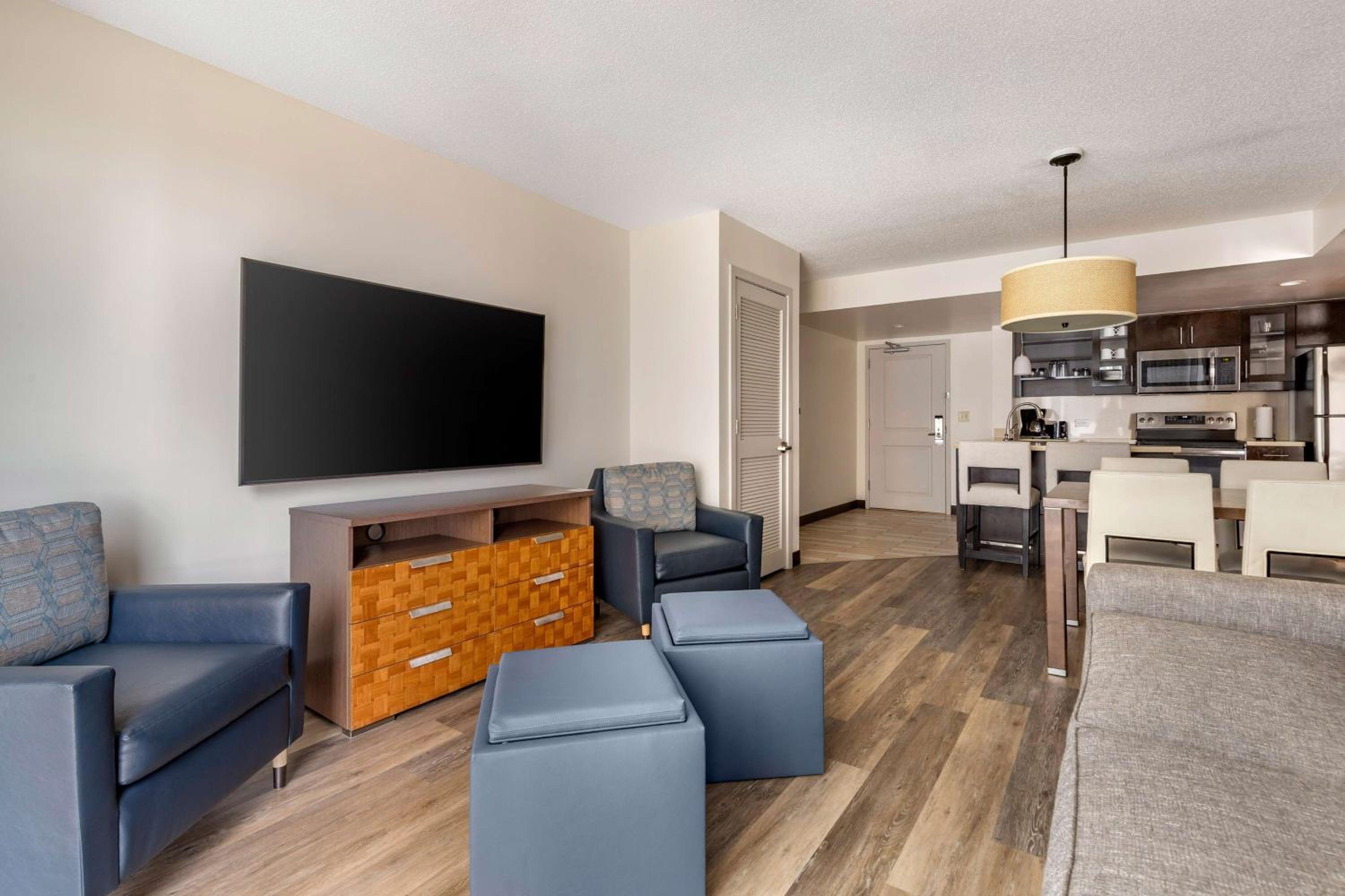 One-Bedroom King Suite with Partial Ocean View photo 1
