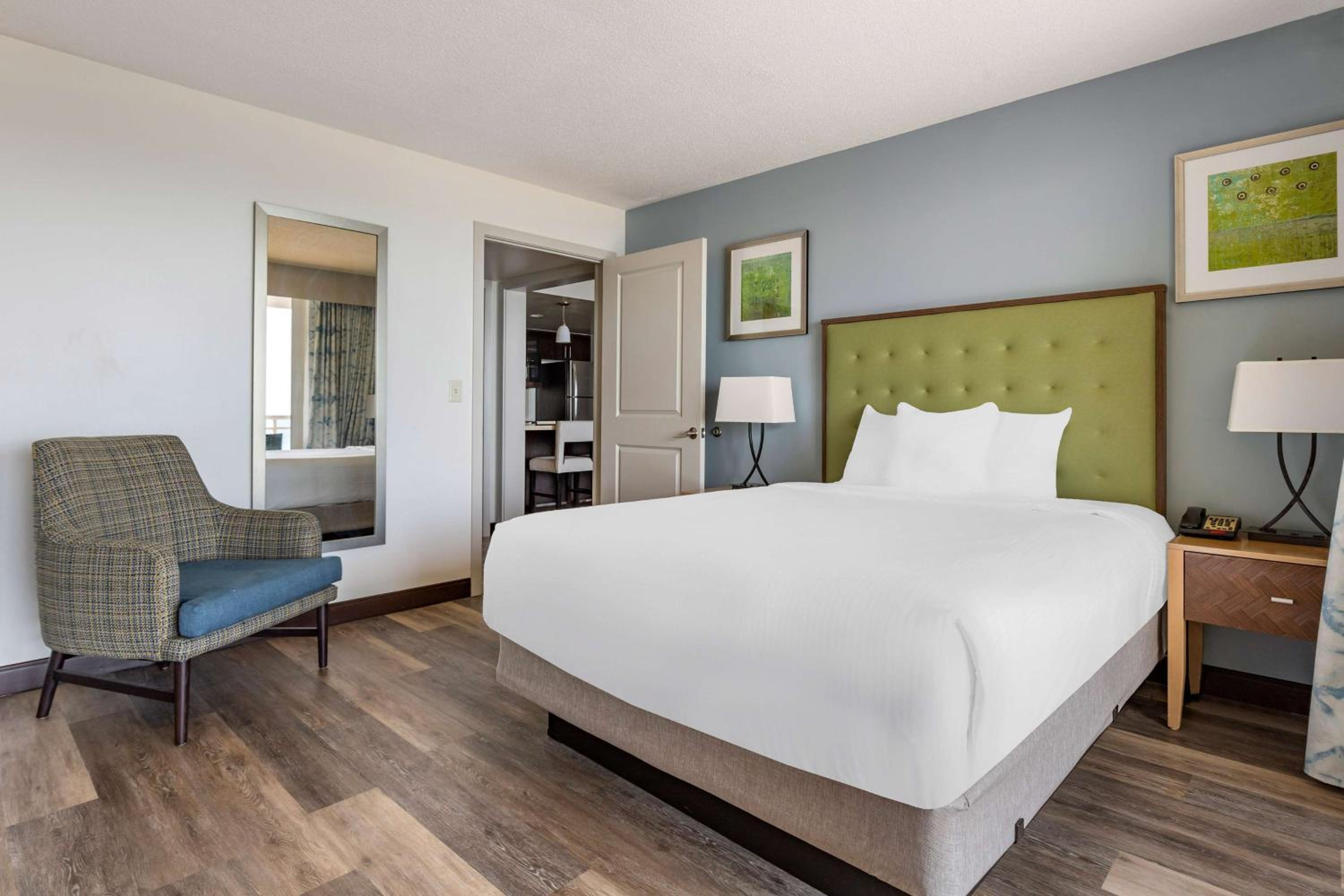 One-Bedroom King Suite with Ocean View - Hearing Accessible photo 1
