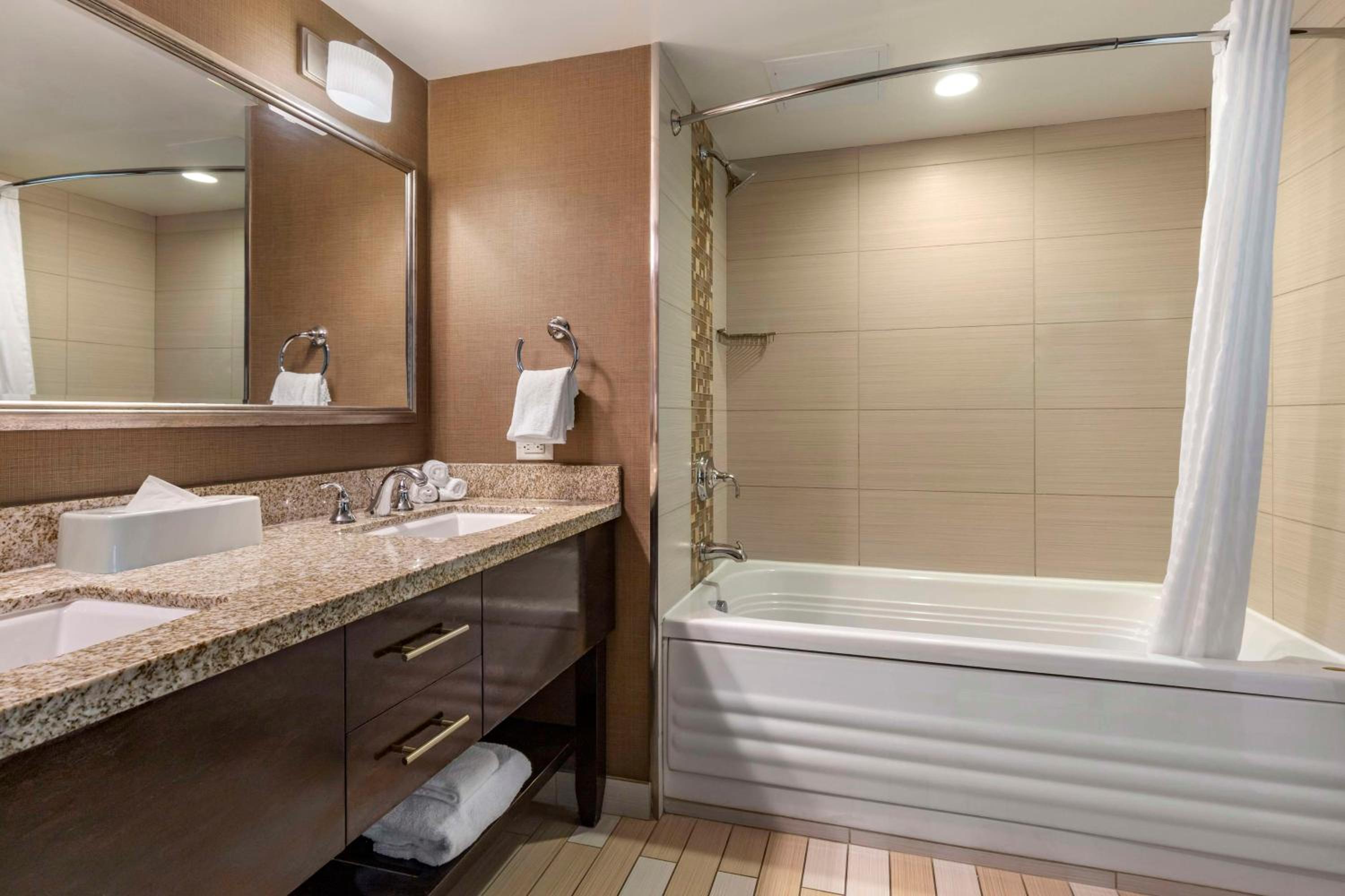One-Bedroom King Suite with Partial Ocean View photo 2