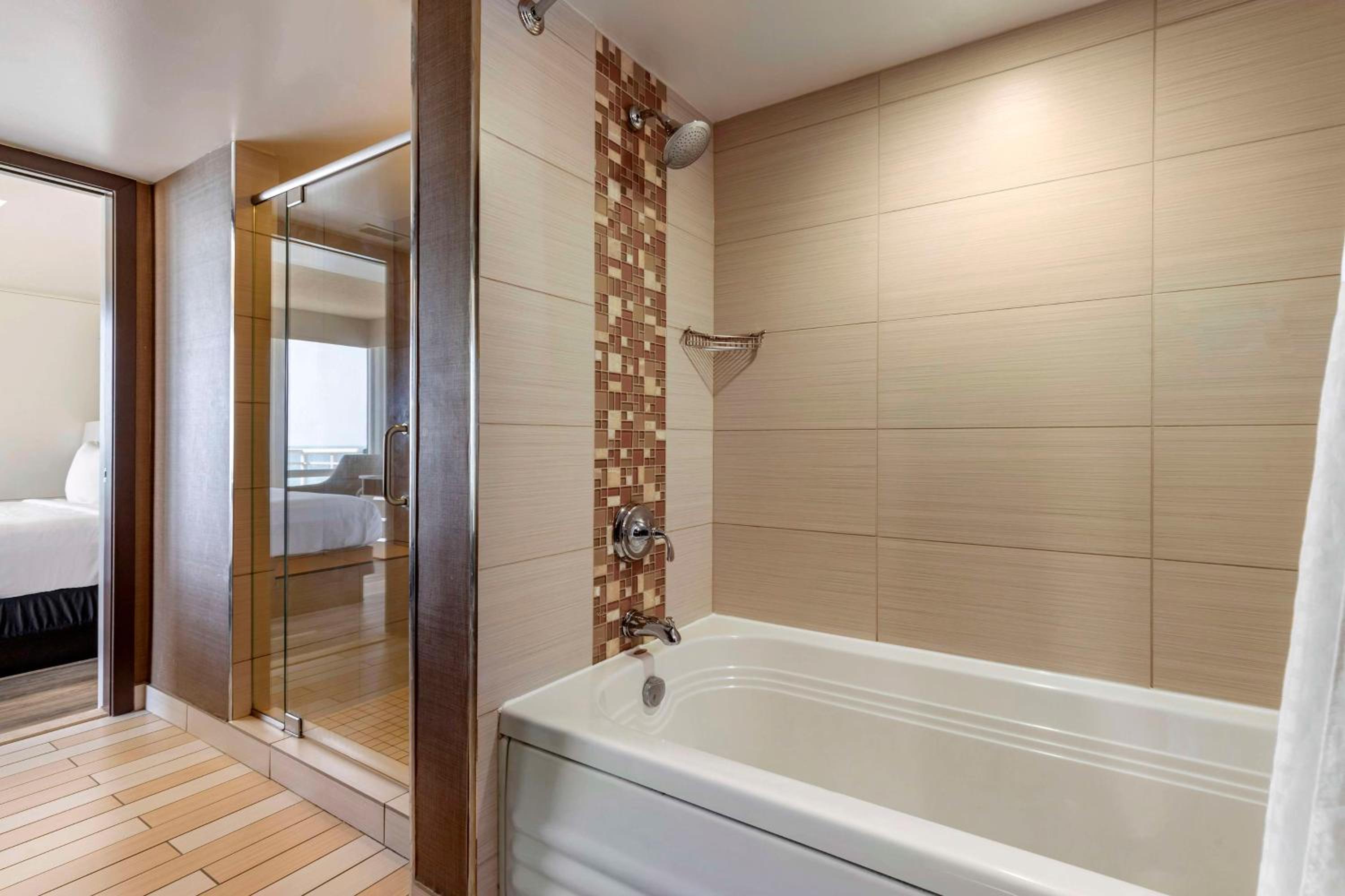 One-Bedroom Queen Suite Plus with Ocean Front  photo 2