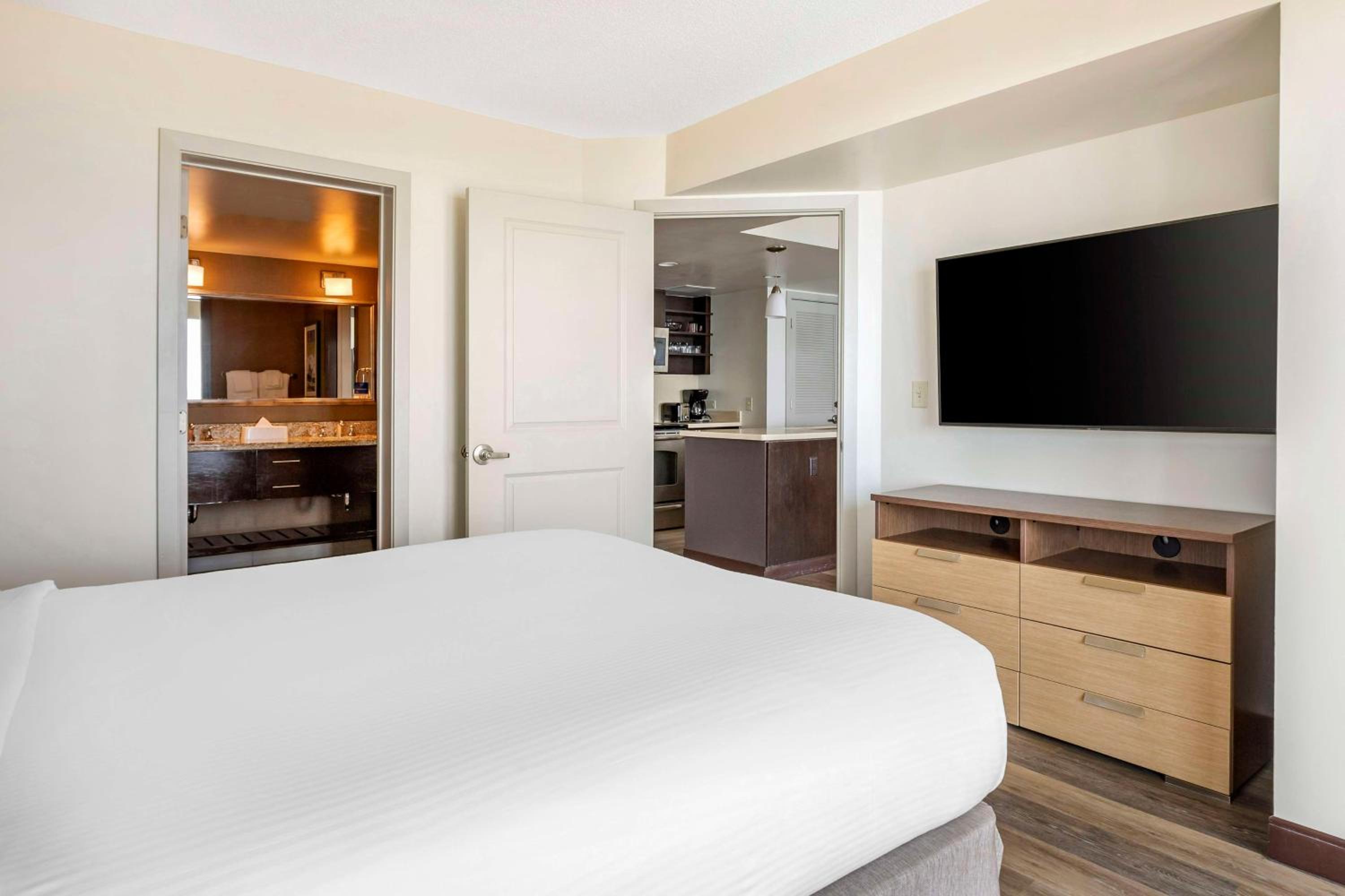 One-Bedroom Queen Suite with Ocean Front