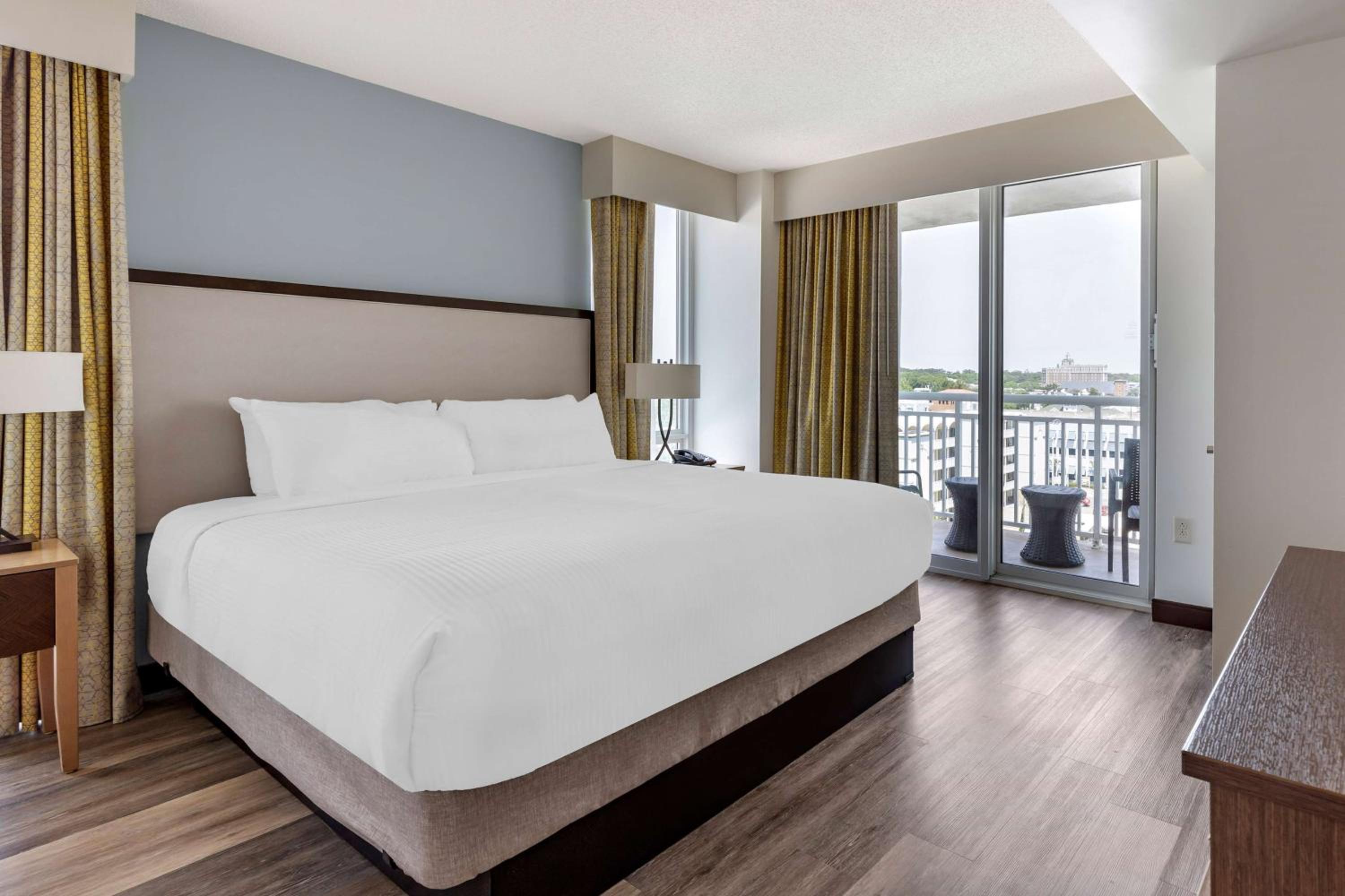 One-Bedroom King Suite with Ocean View photo 1