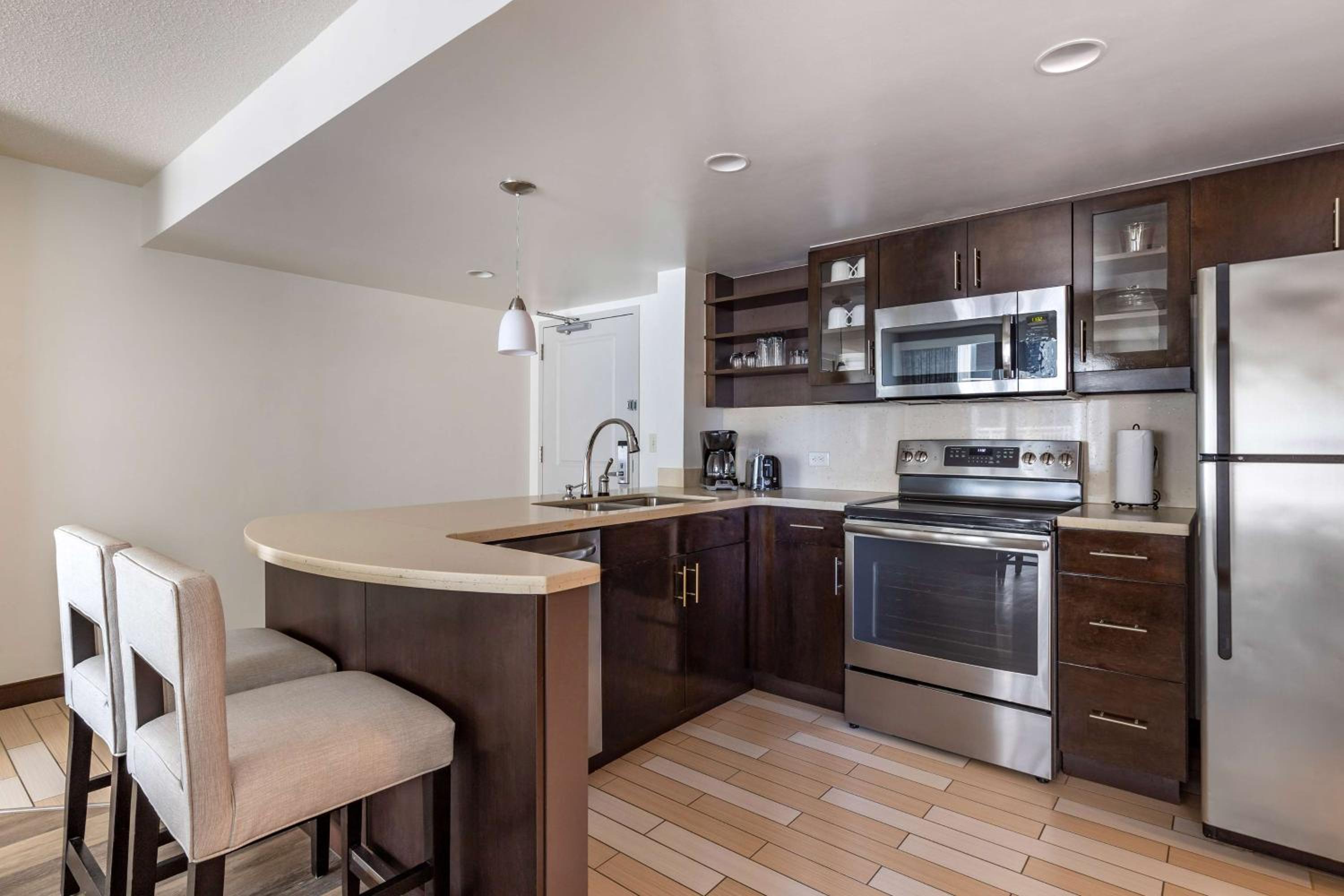 One-Bedroom King Suite with Partial Ocean View photo 3