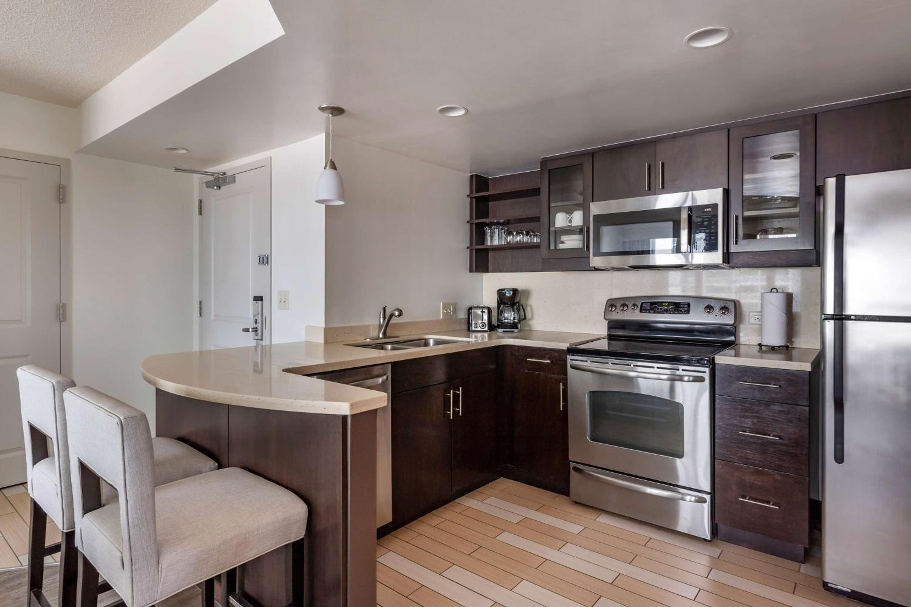 One-Bedroom King Suite with Ocean View - Hearing Accessible photo 3