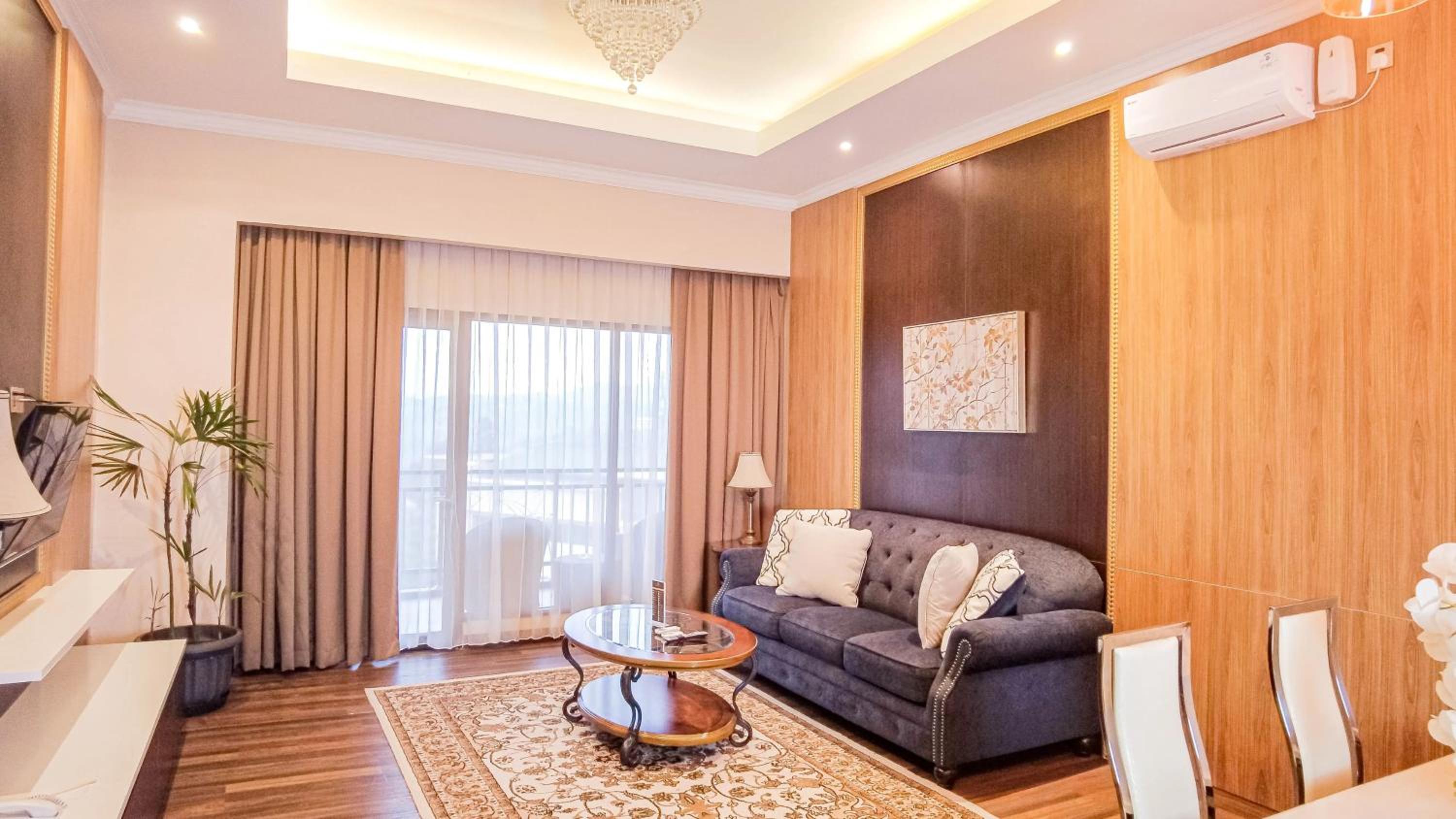 Suite - Photo 1