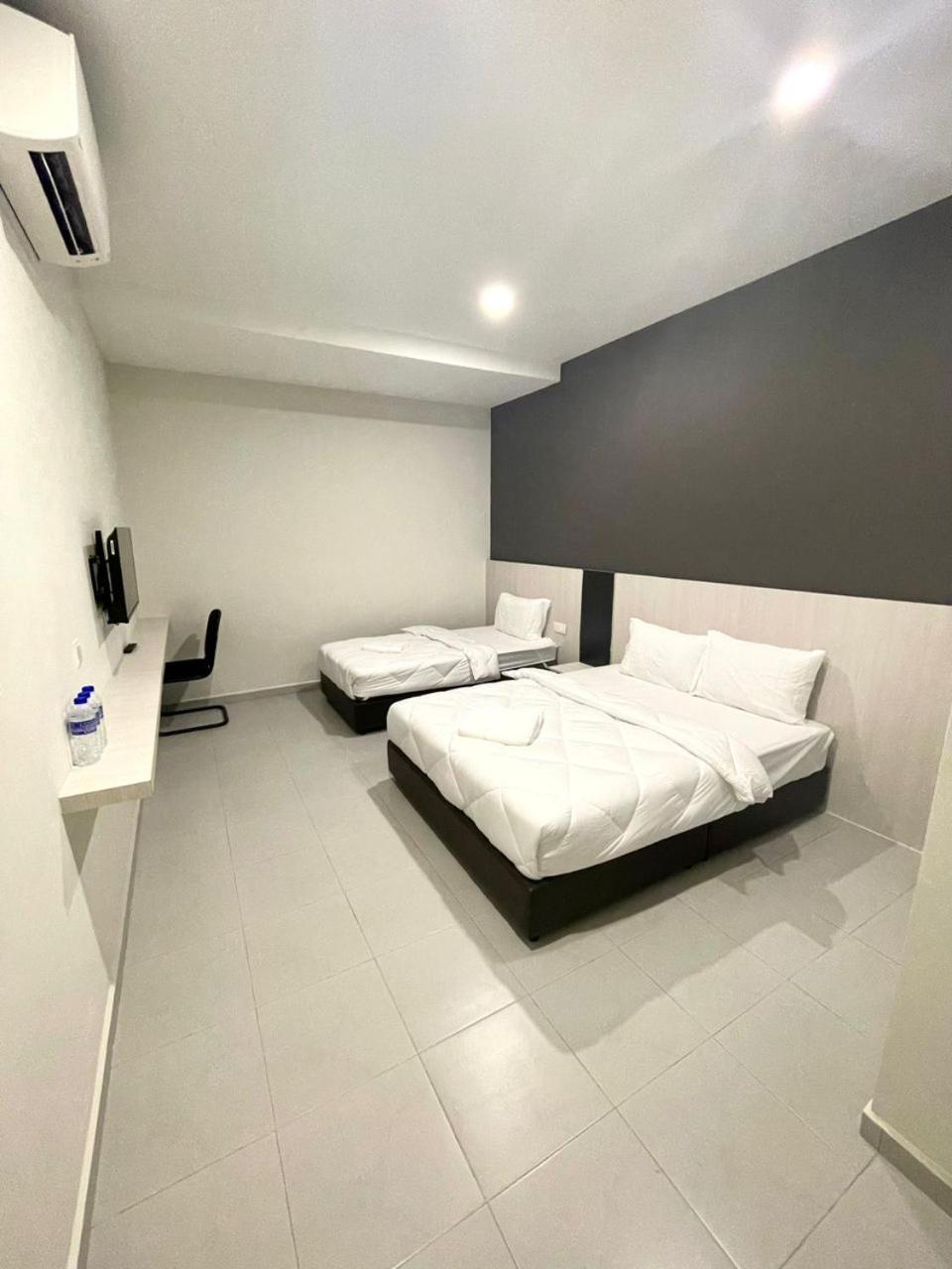 Family Room with Private Bathroom photo 2