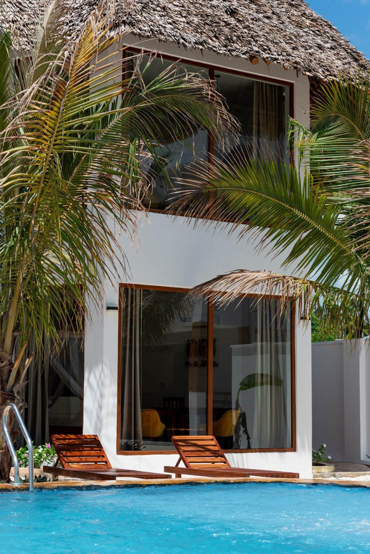 Deluxe Double Room with Side Sea View