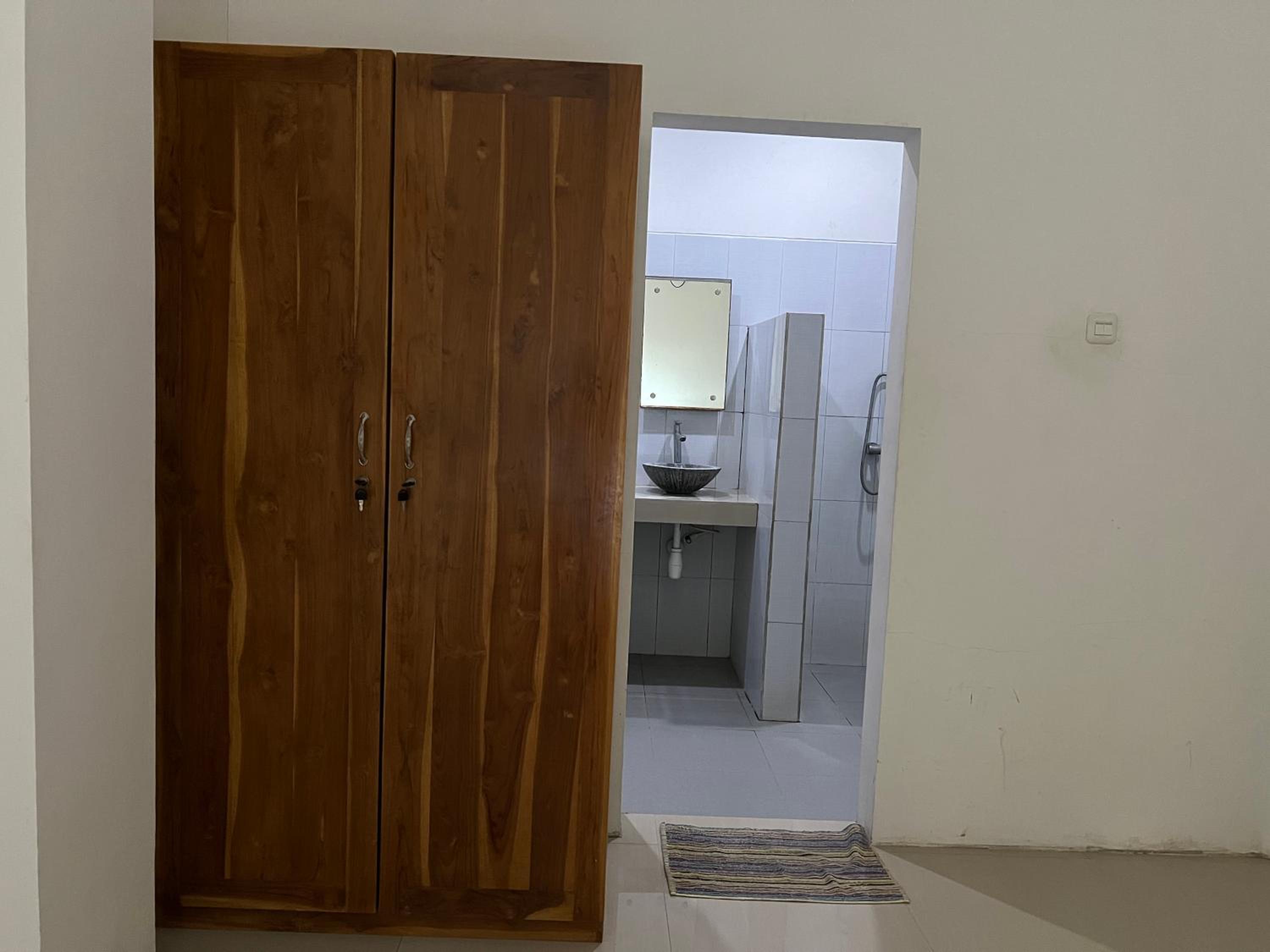 Budget Double Room photo 3