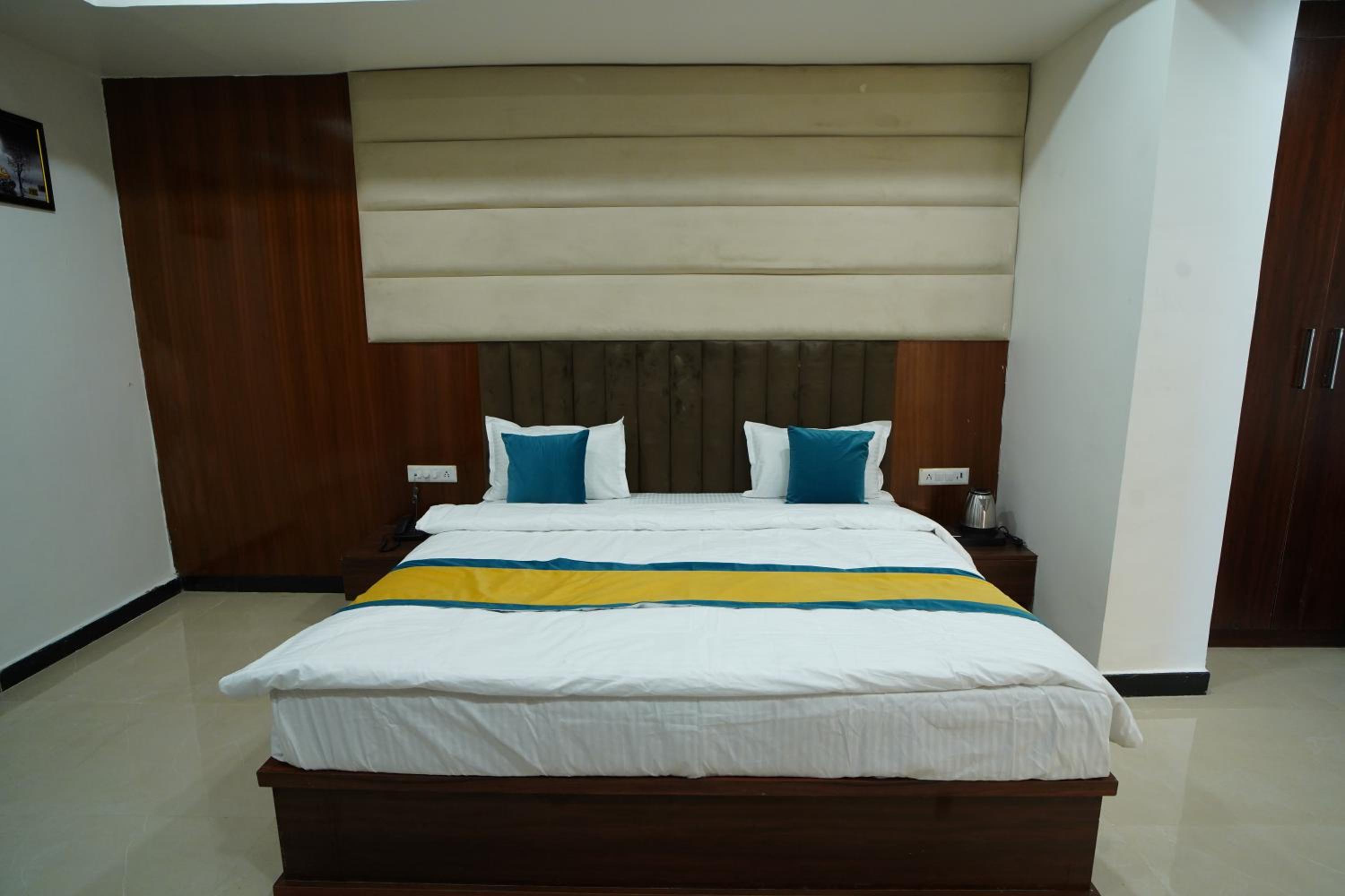 Deluxe King Room photo 2