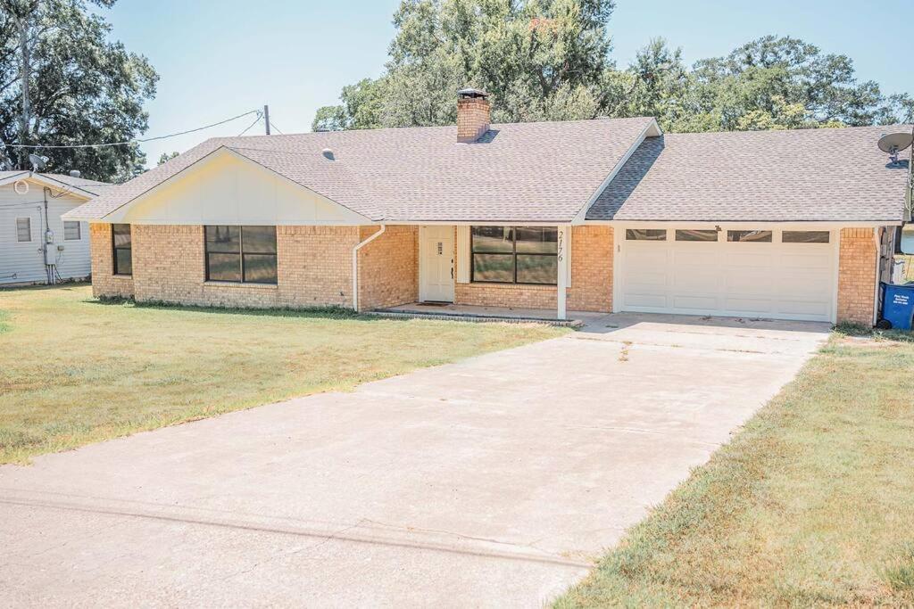 Three-Bedroom House photo 2