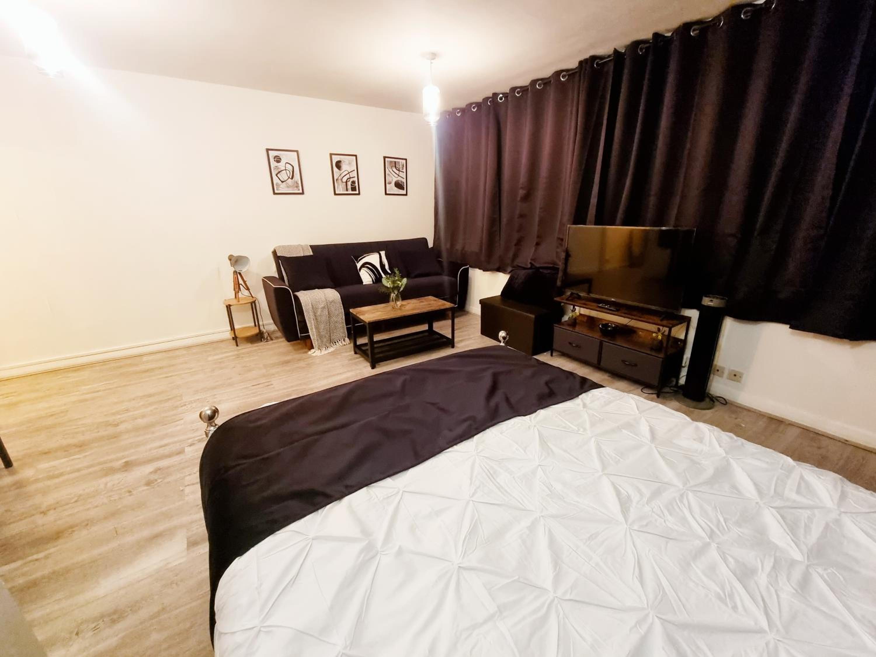 One-Bedroom Apartment photo 2