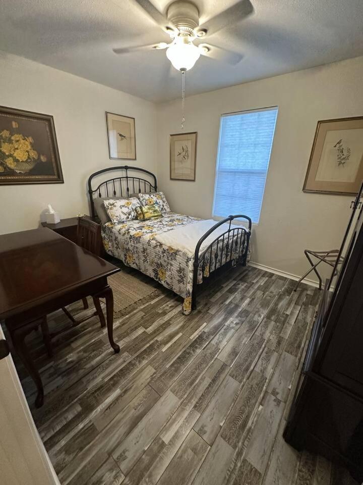 Six-Bedroom House photo 1