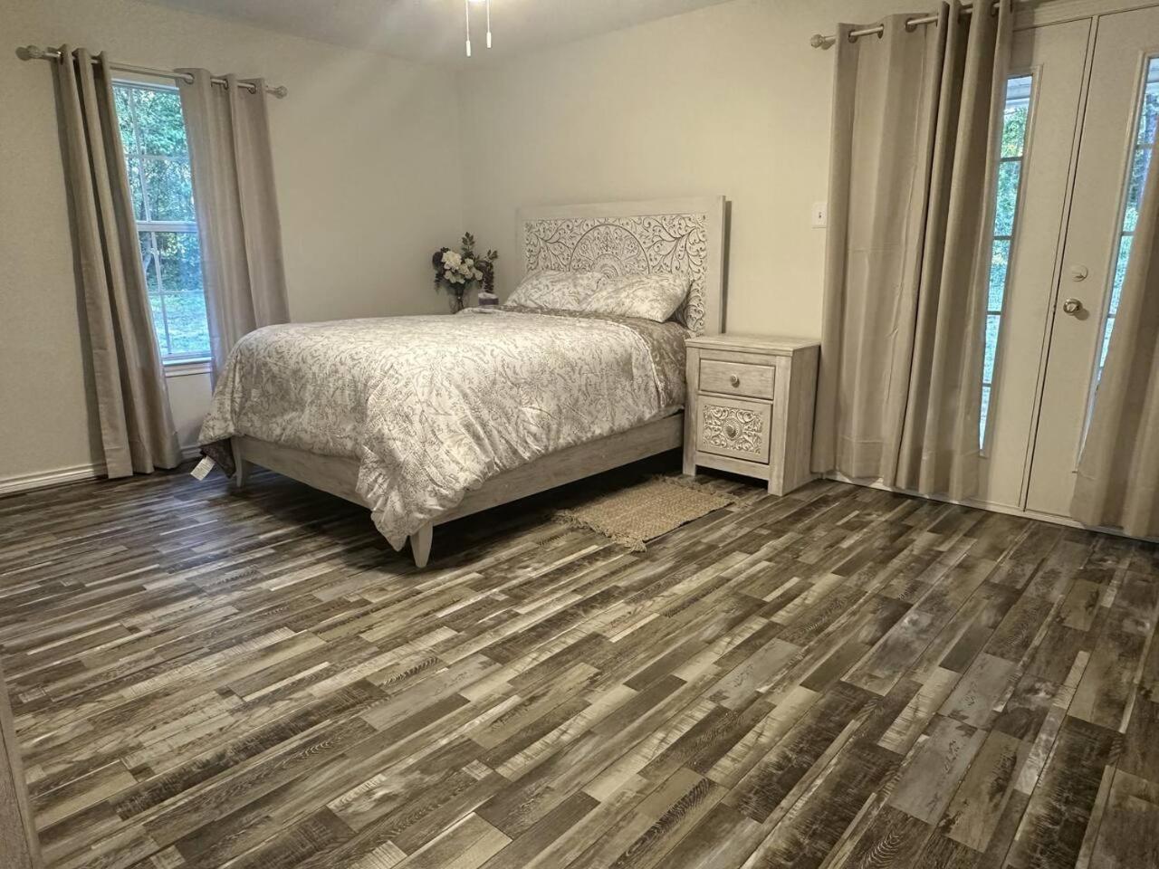 Six-Bedroom House photo 3