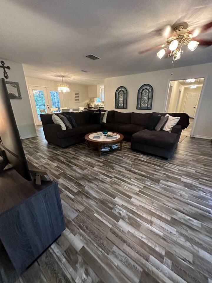 Six-Bedroom House photo 2