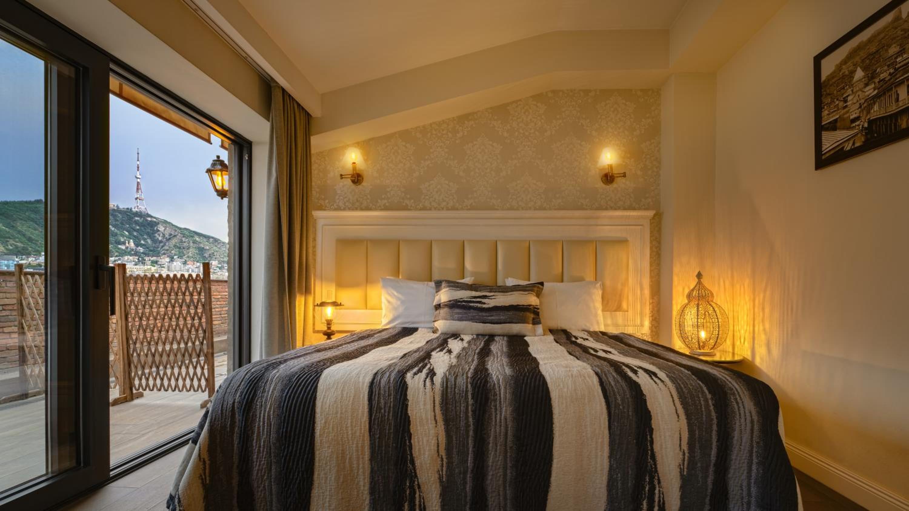 Junior Suite with Balcony - Photo 2