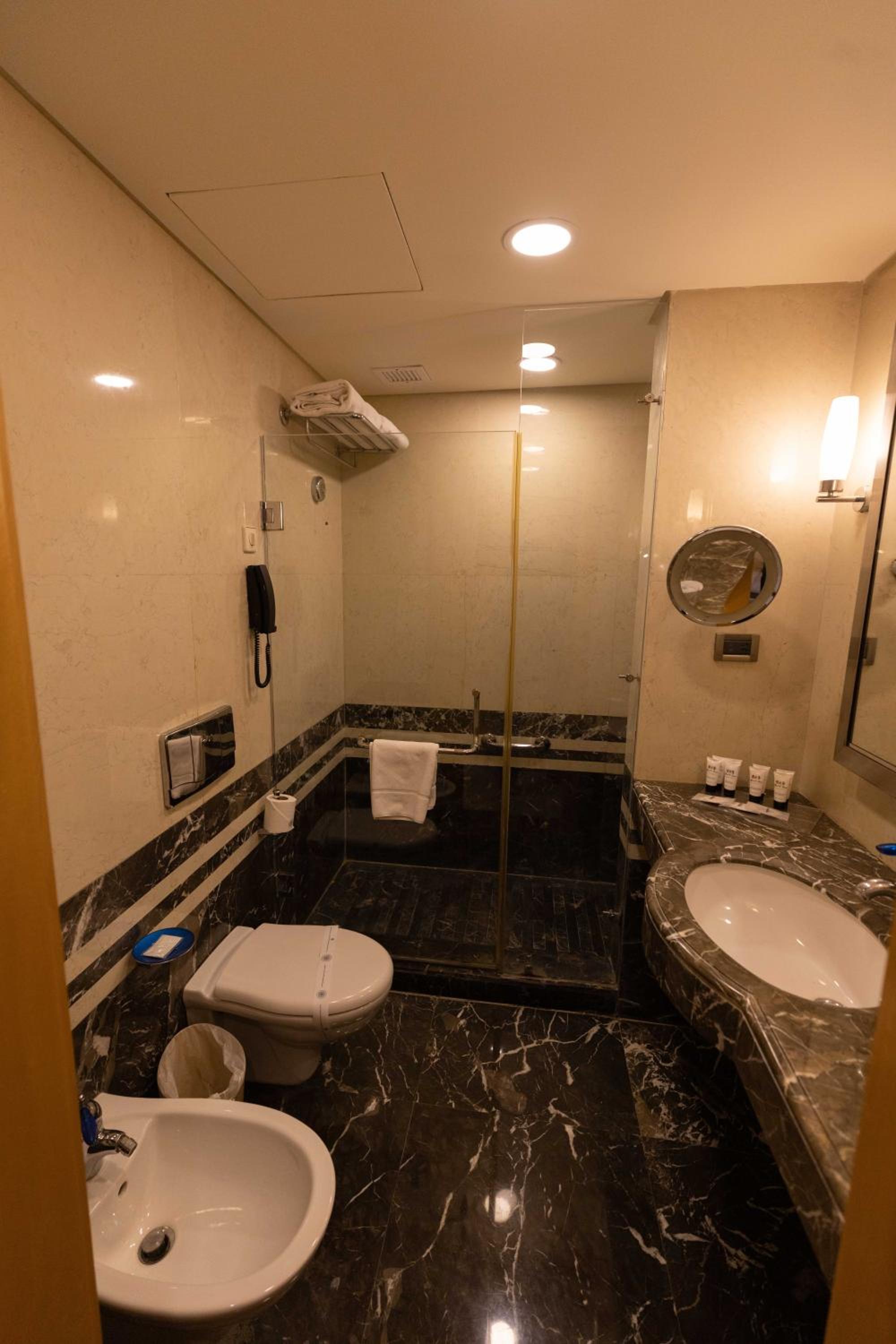 Twin Room - Photo 4