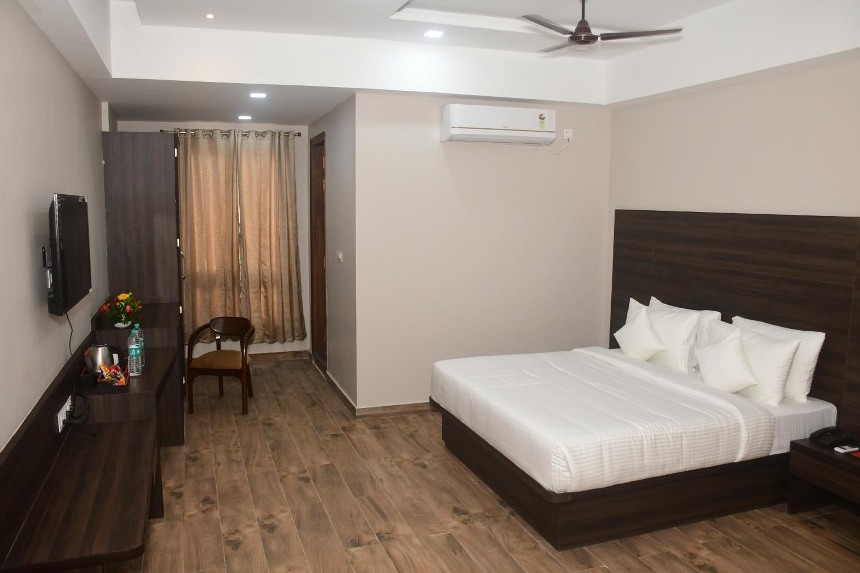 Deluxe Room - Photo 5