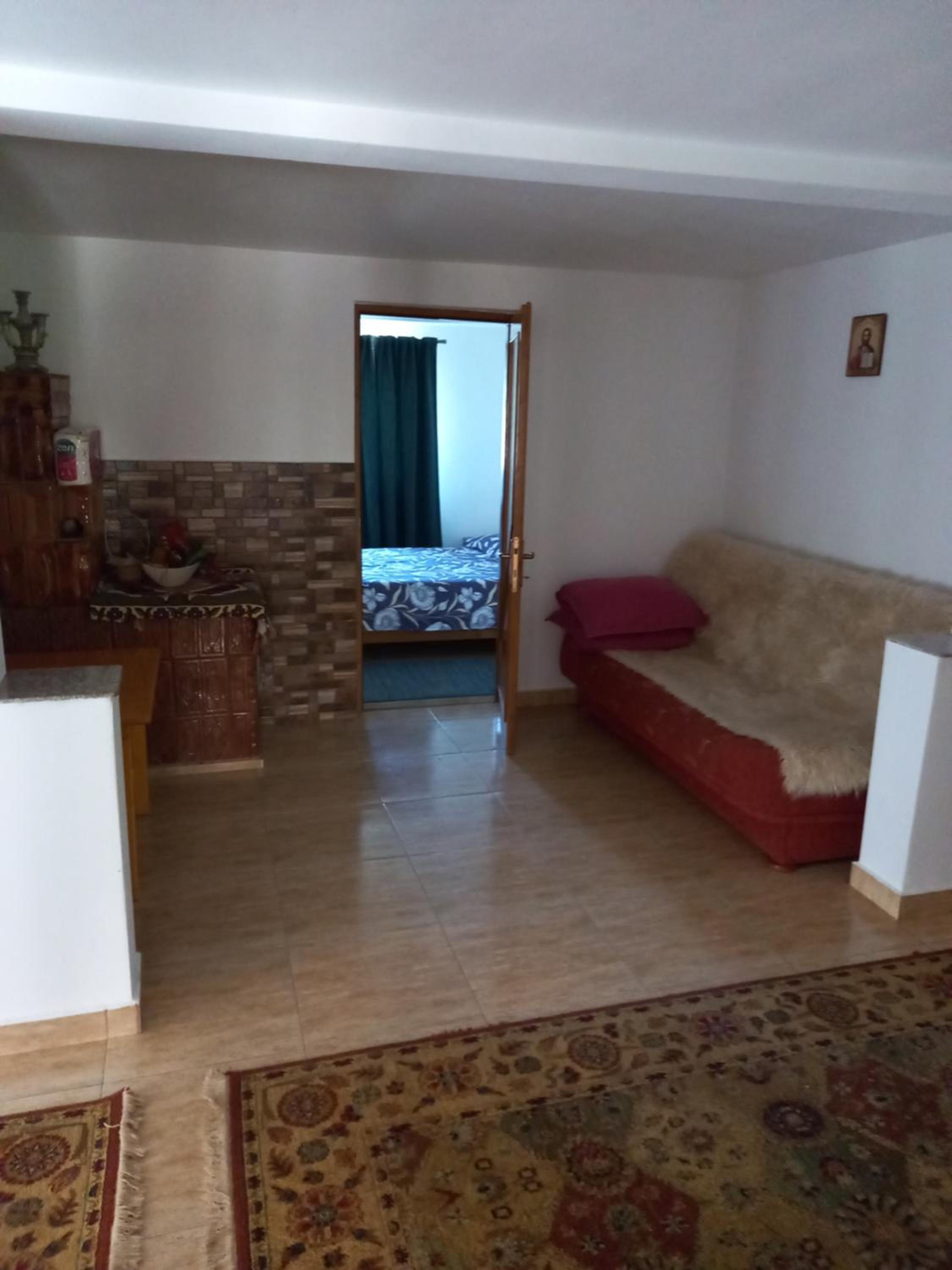 Five-Bedroom House photo 1