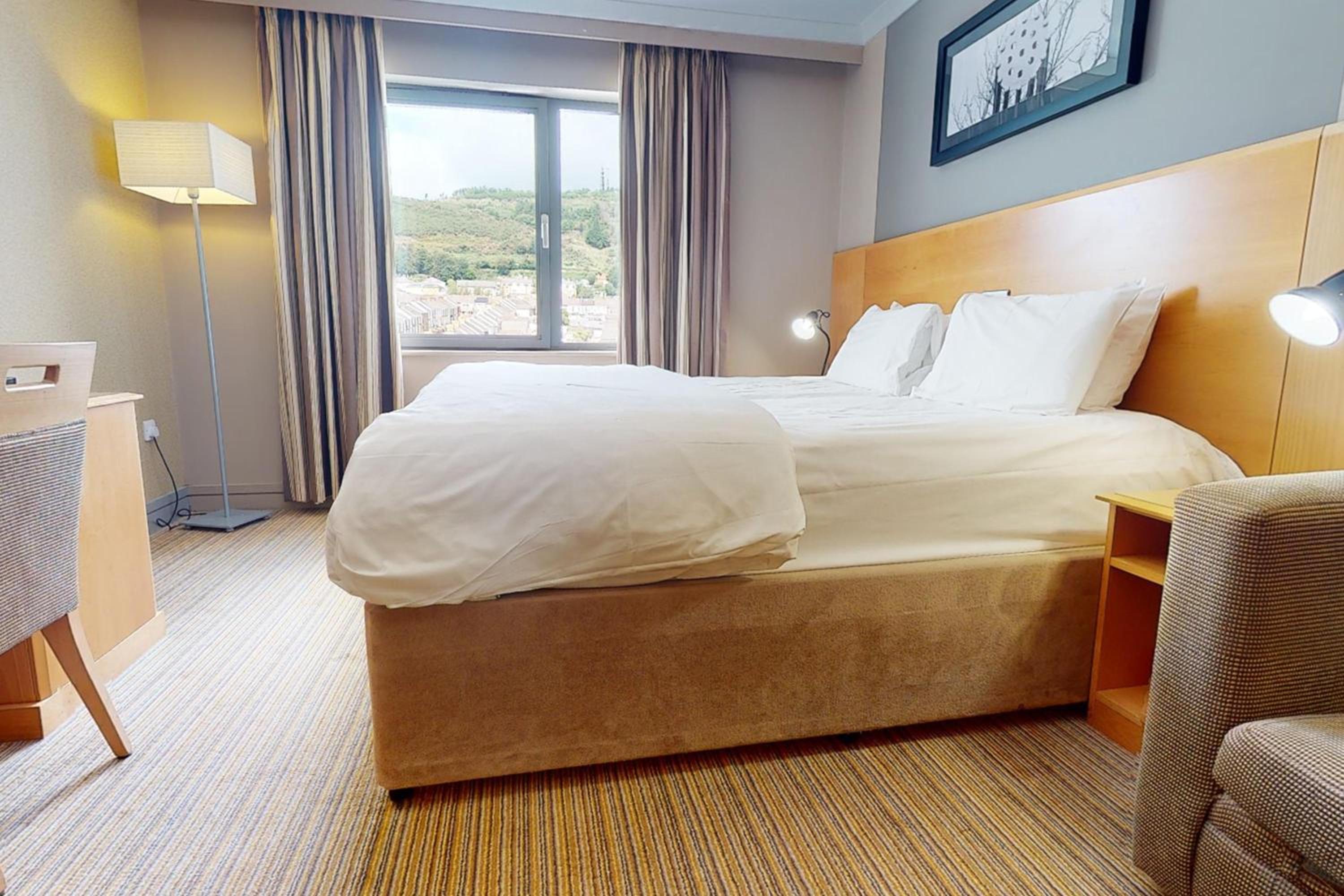 CLUB ROOM (FREE PARKING, GYM & POOL ACCESS) photo 1
