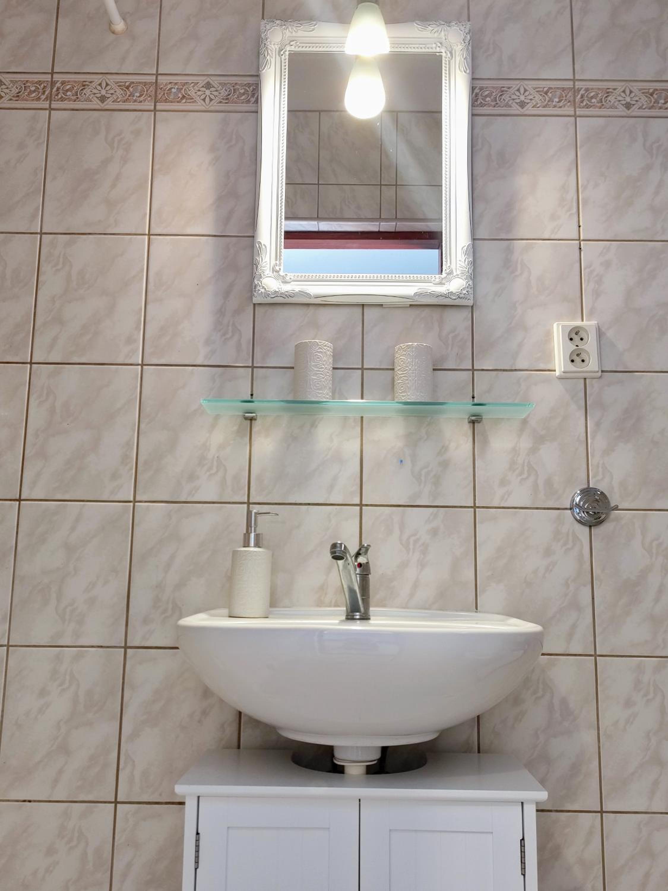 Double Room - Photo 12