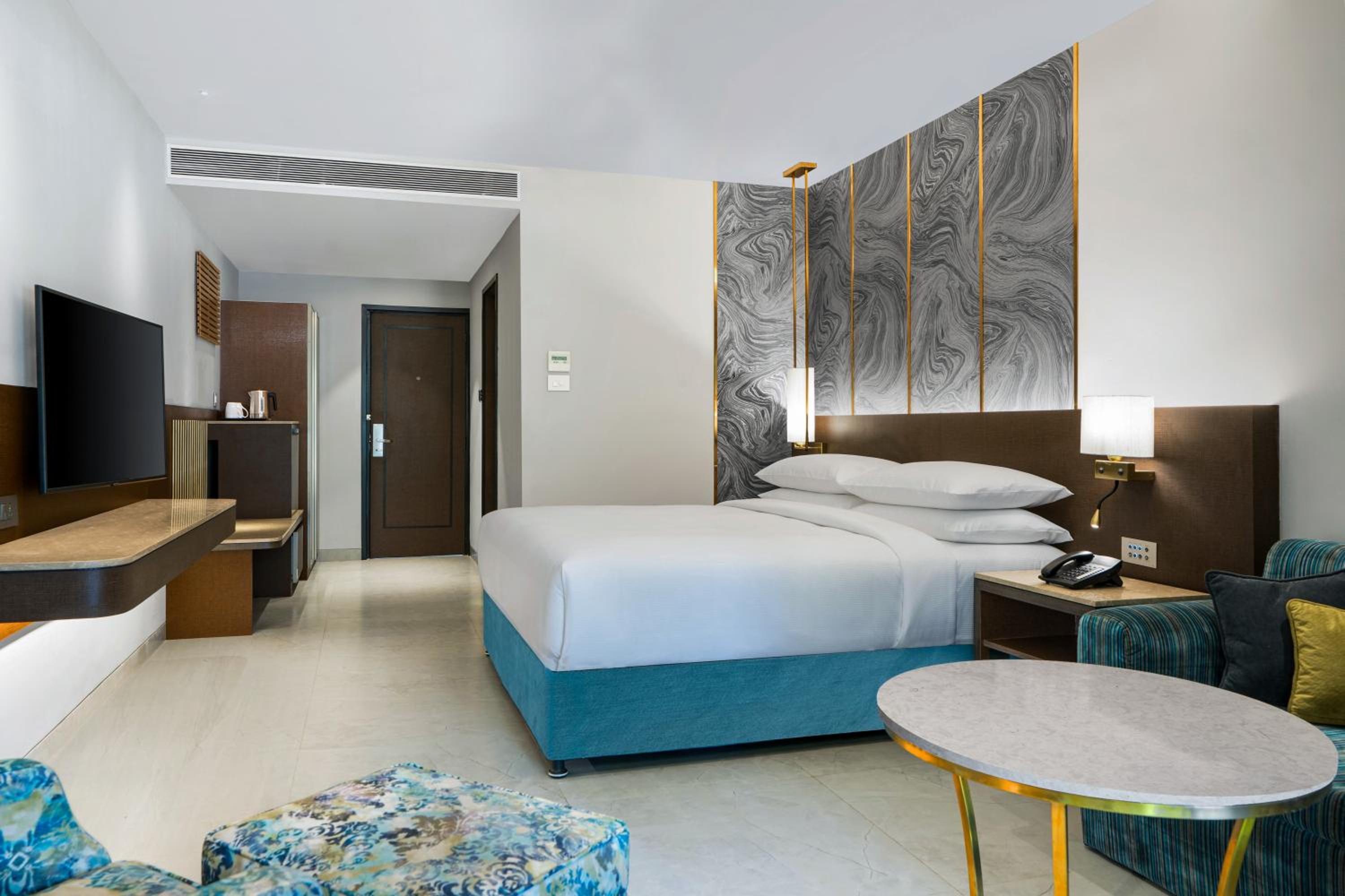 Deluxe King Room with Pool View - 20% Discount on Food at Flame, Happy Hours 1+1 from 4pm to 6 pm - Photo 3