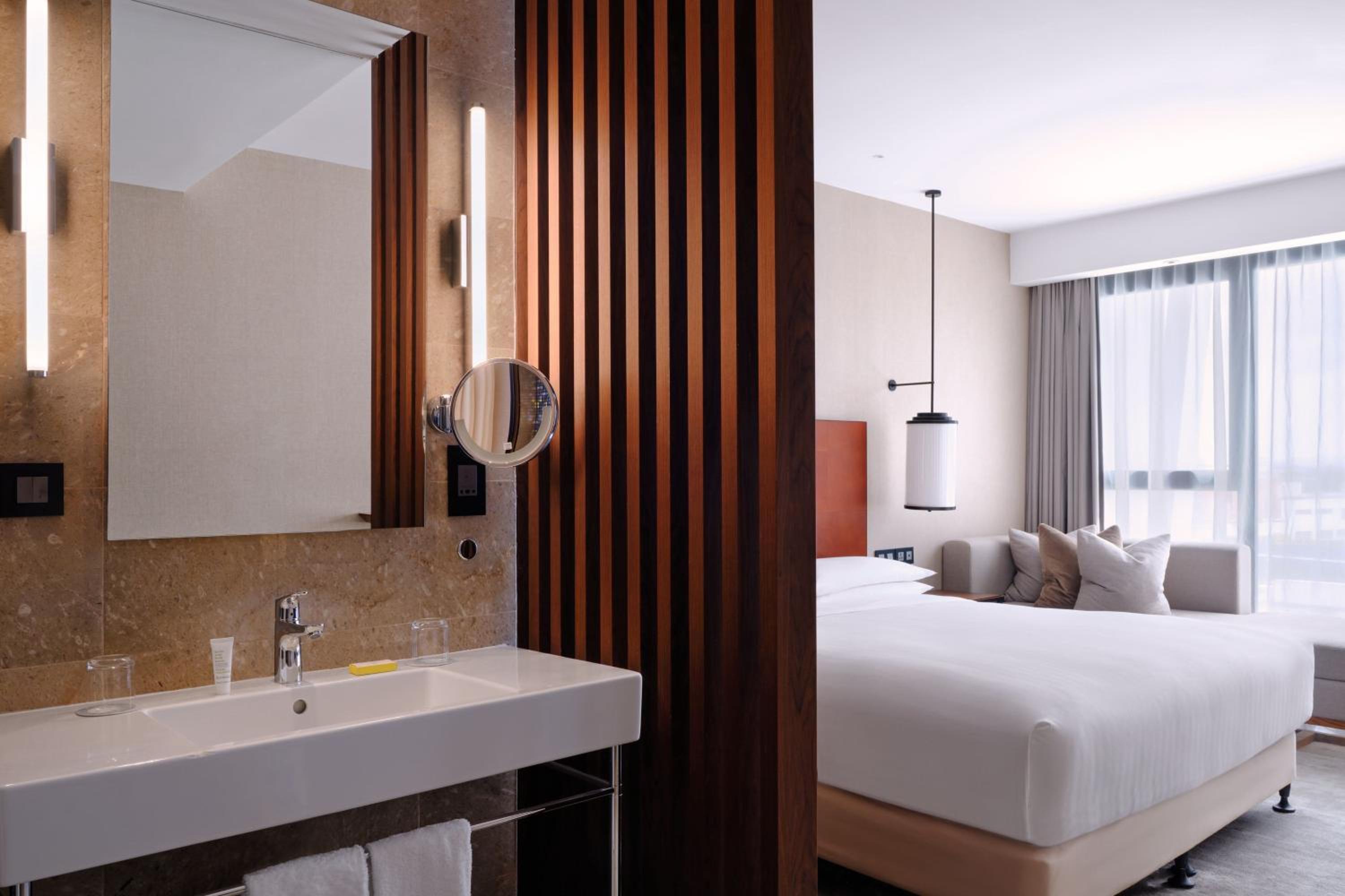 Superior King Room - Photo 6