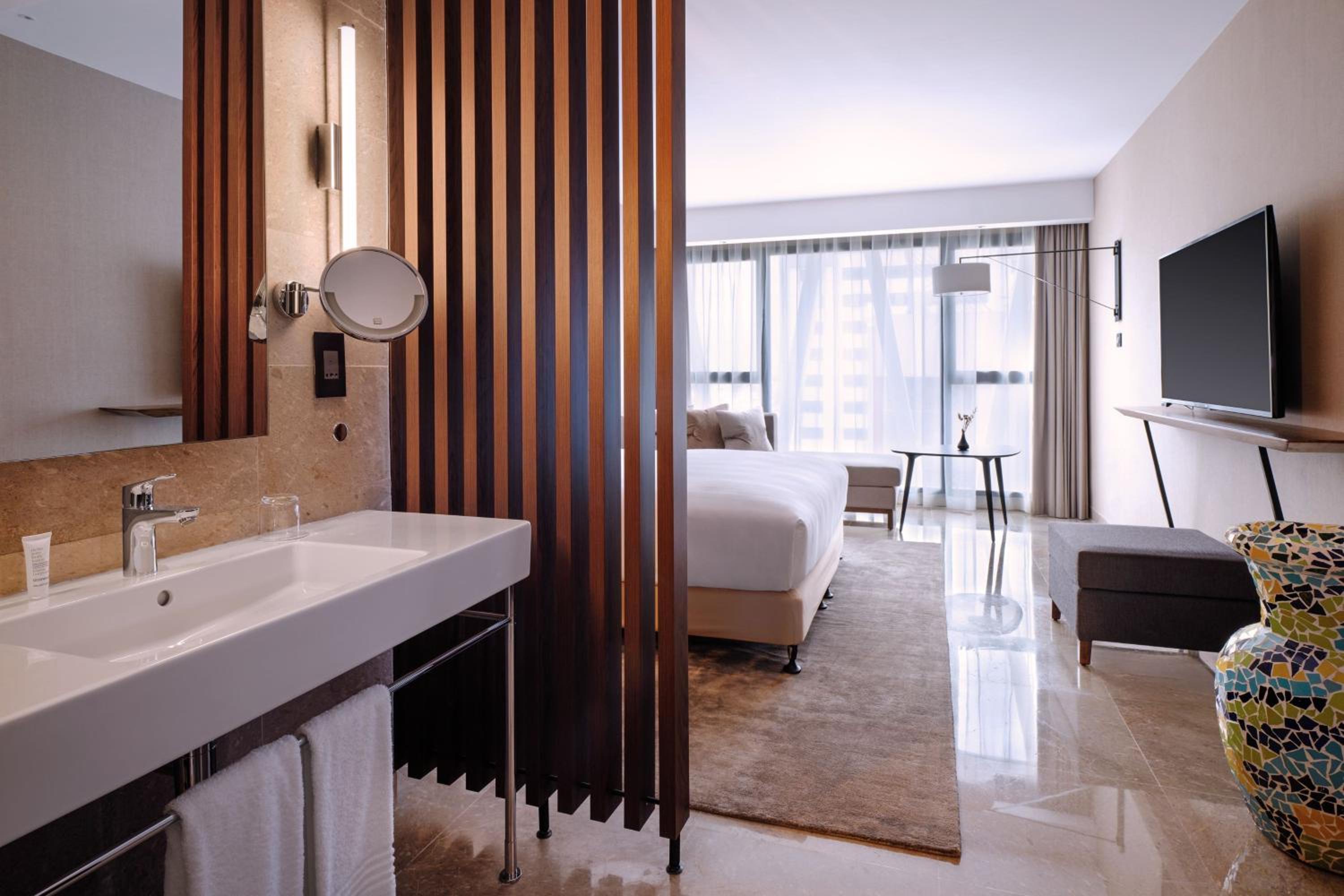 Superior King Room - Photo 3