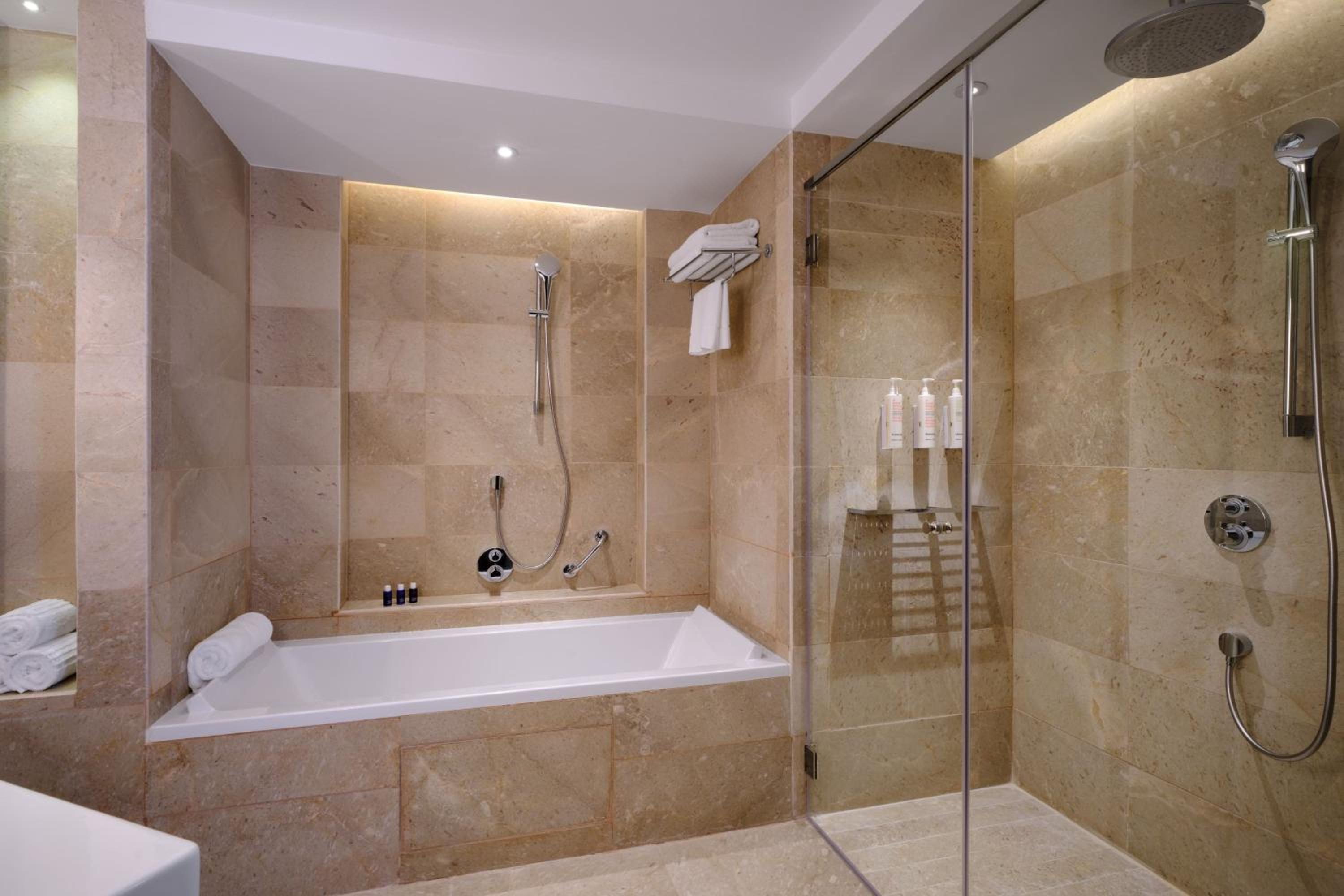 King Suite - Photo 6