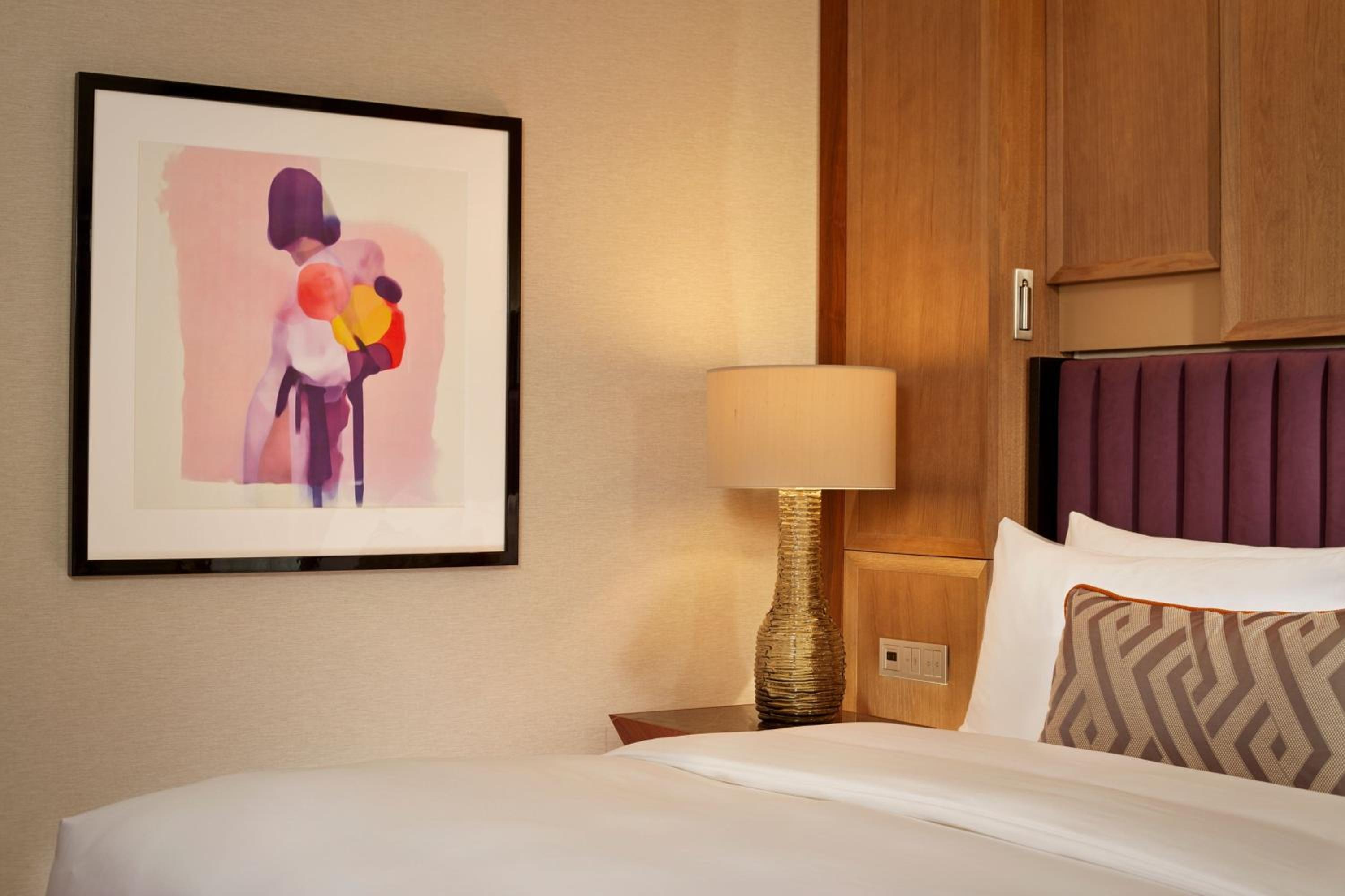 Deluxe King Room with City View thumbnail 5