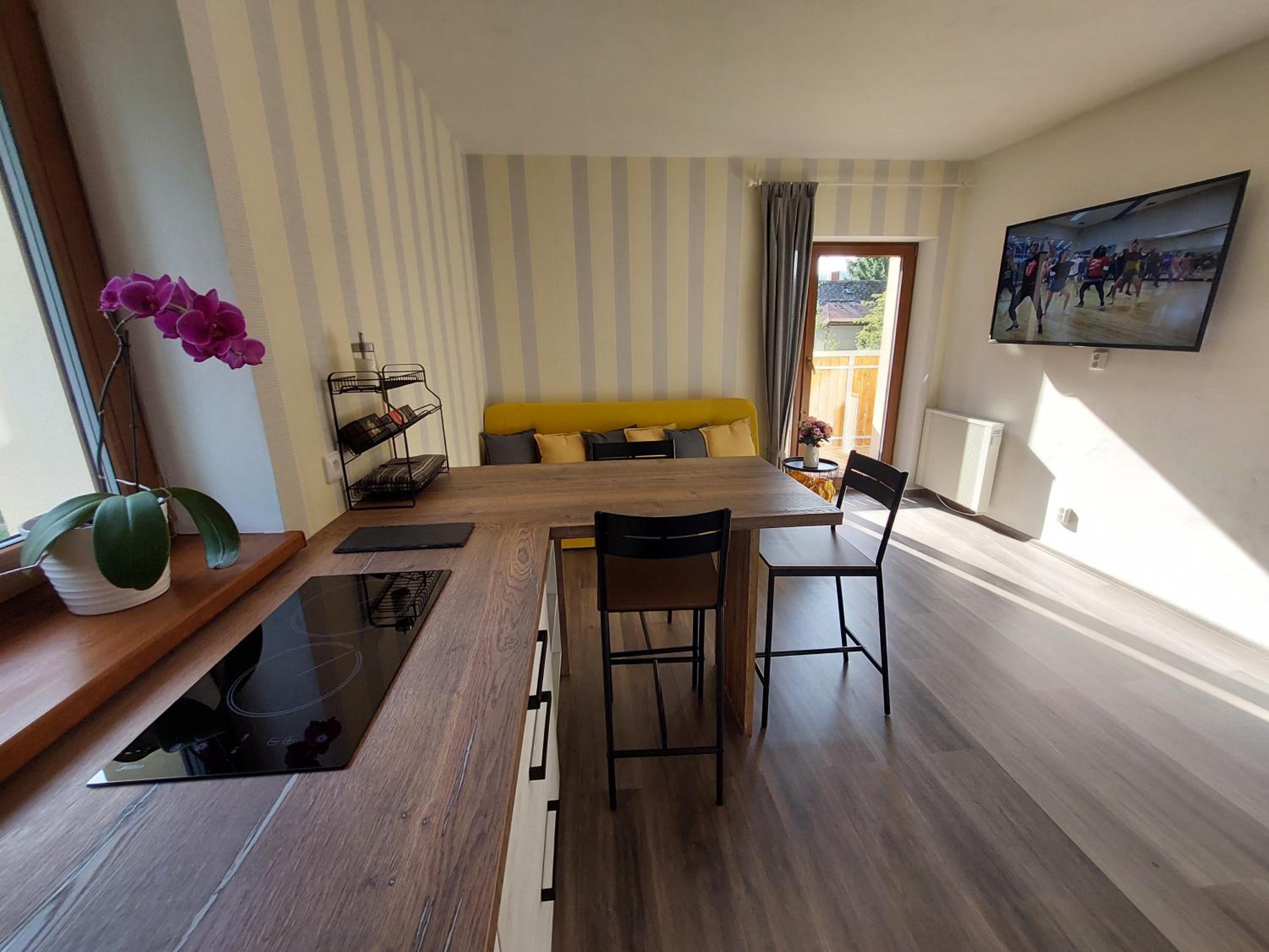 Apartment with Balcony photo 3