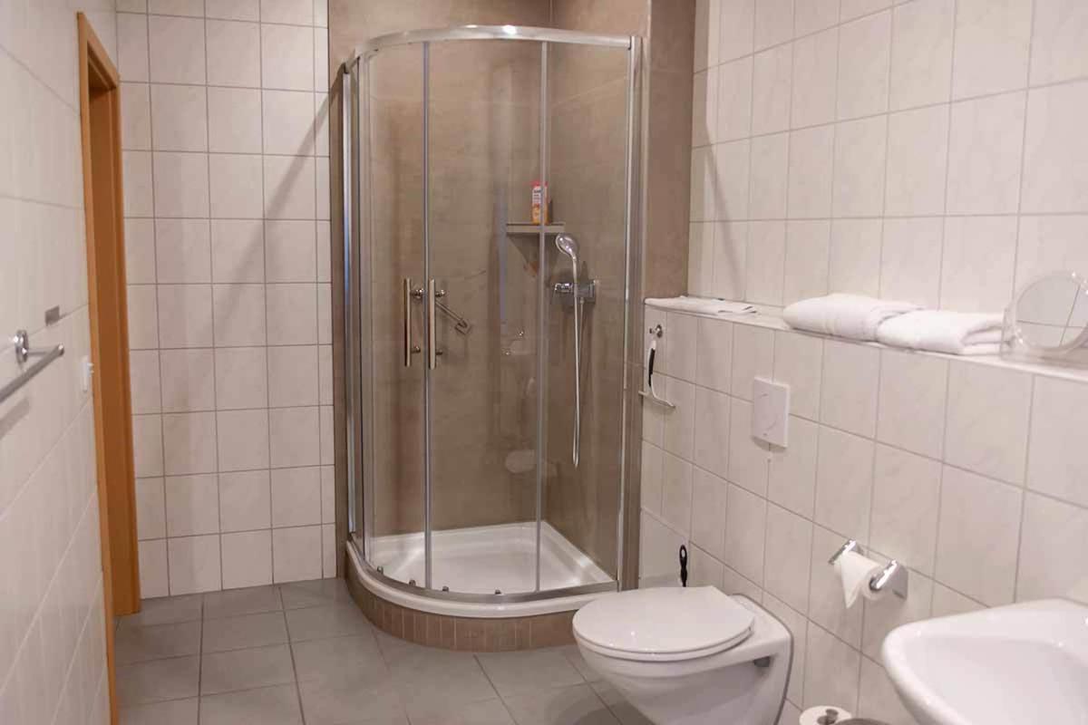 Double Room with Private Bathroom - Photo 32