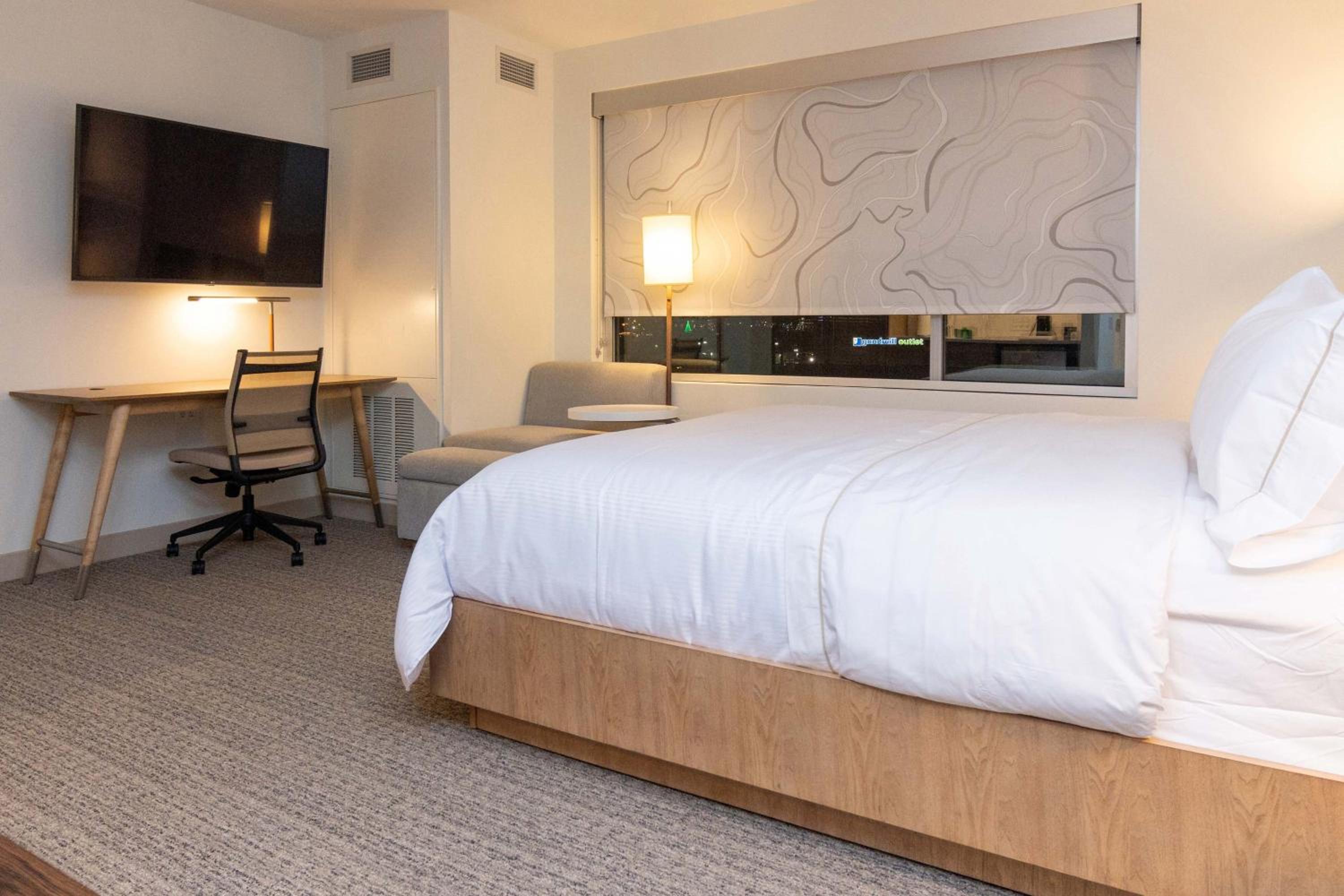 Standard, Guest room, 1 King - Photo 3