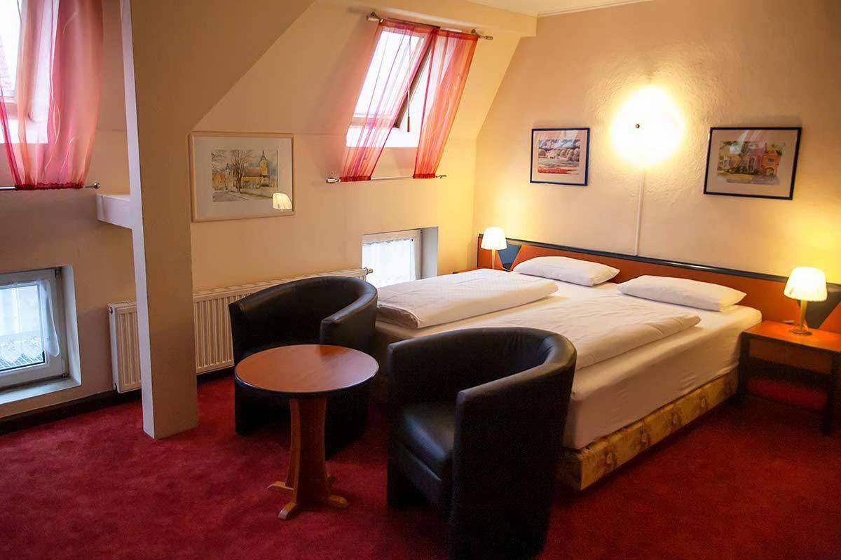 Double Room with Private Bathroom - Photo 23