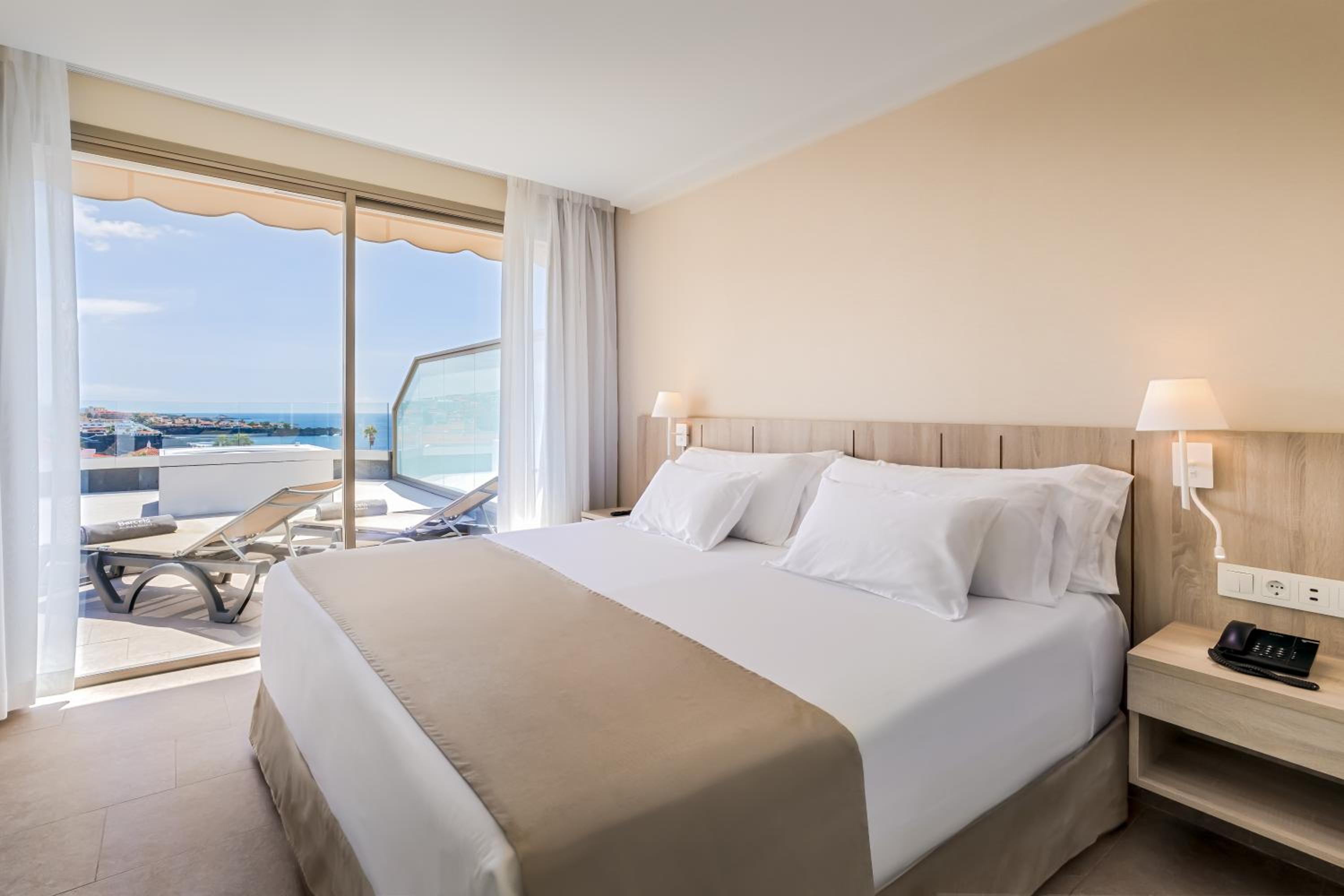 Deluxe Double Room with Sea View and Hot Tub