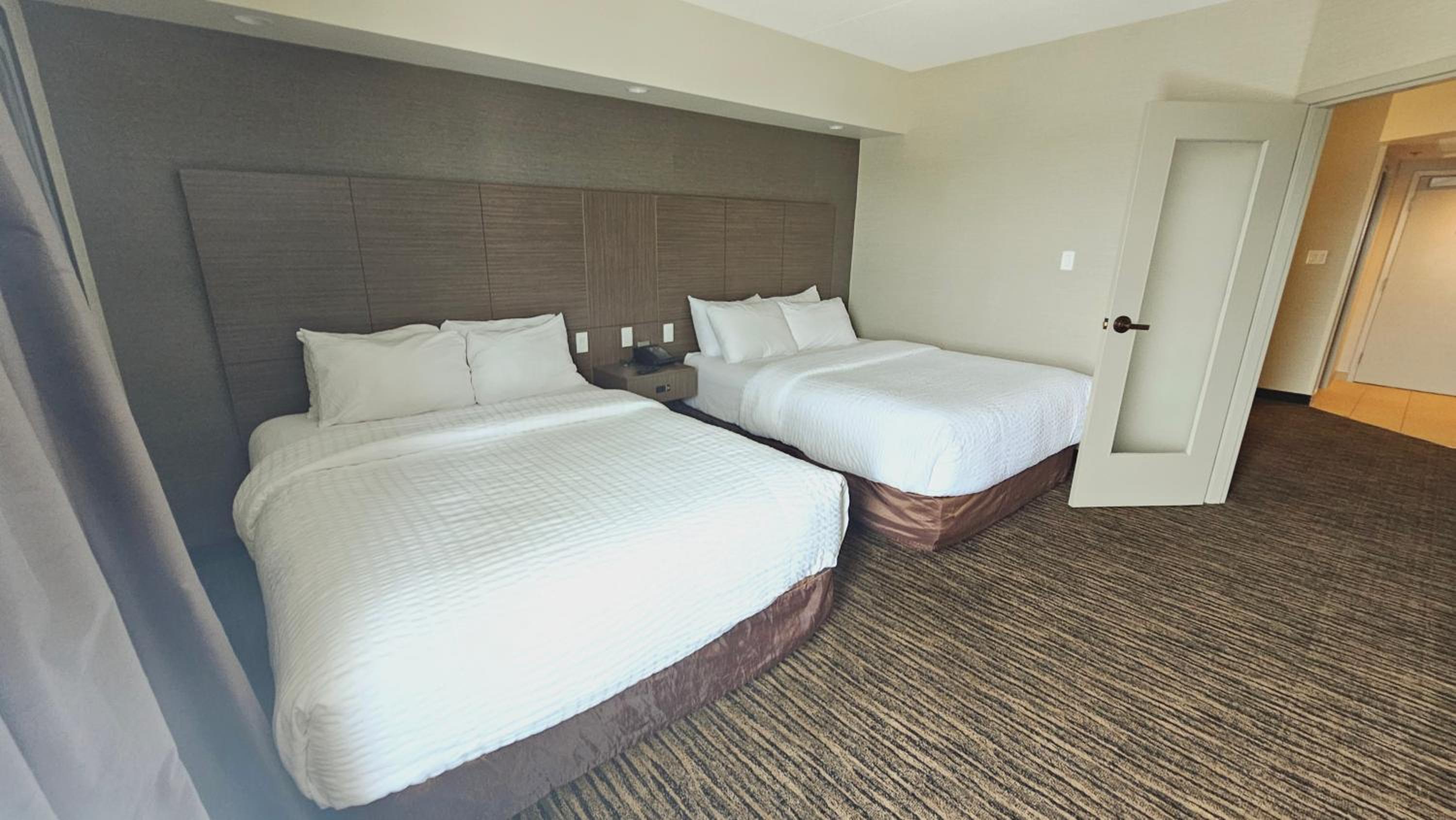 Queen Suite with Two Queen Beds and Sofa Bed - Non-Smoking - Photo 2