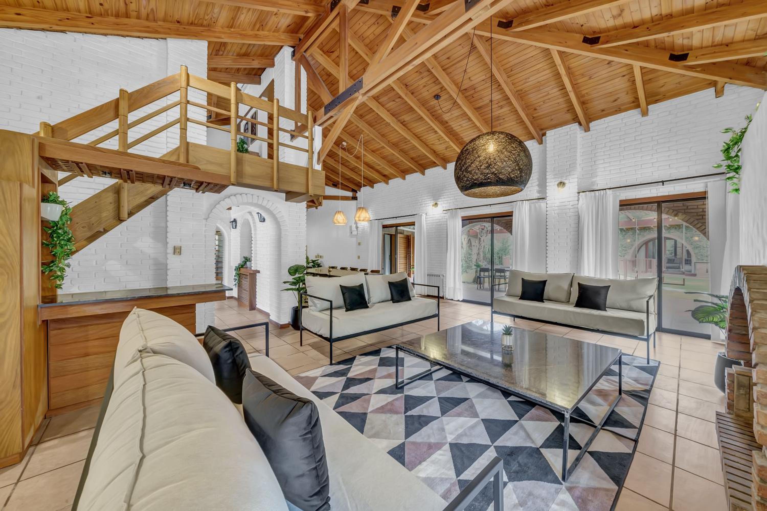 Seven-Bedroom House photo 1
